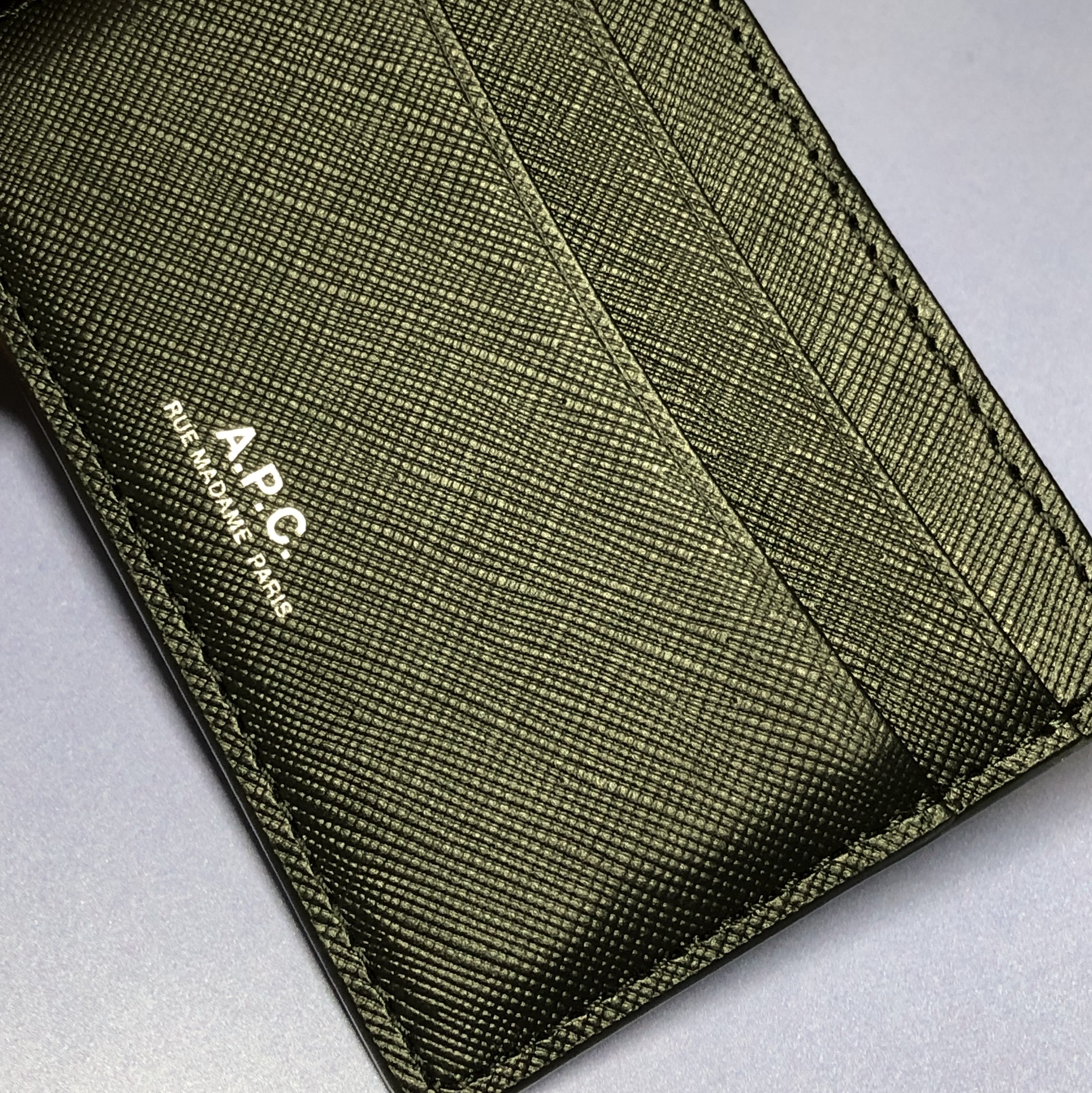 A.P.C. Andre Card Holder Black 착용 스타일 - 1