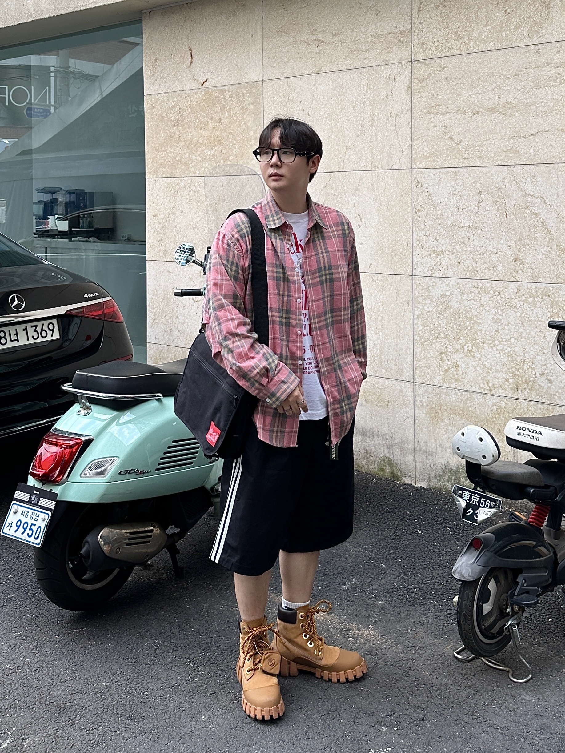 Adidas x Yeseyesee BS Shorts Black - KR Sizing, Timberland x Humberto Leon 6 Inch Boot Wheat Nubuck - Medium 착용 스타일 - 3