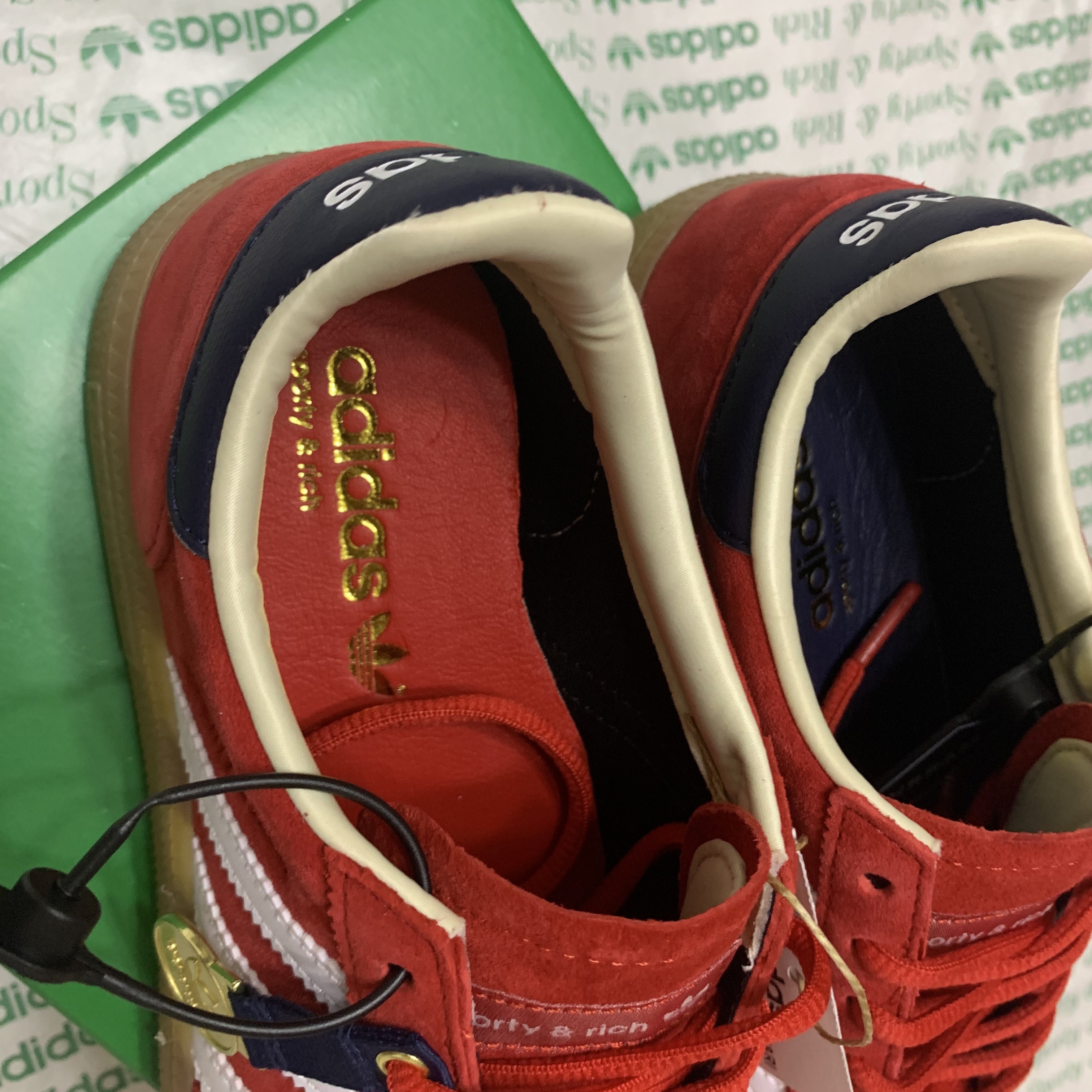 Adidas x Sporty & Rich Spezial Handball Collegiate Red Night Indigo 착용 스타일 - 3
