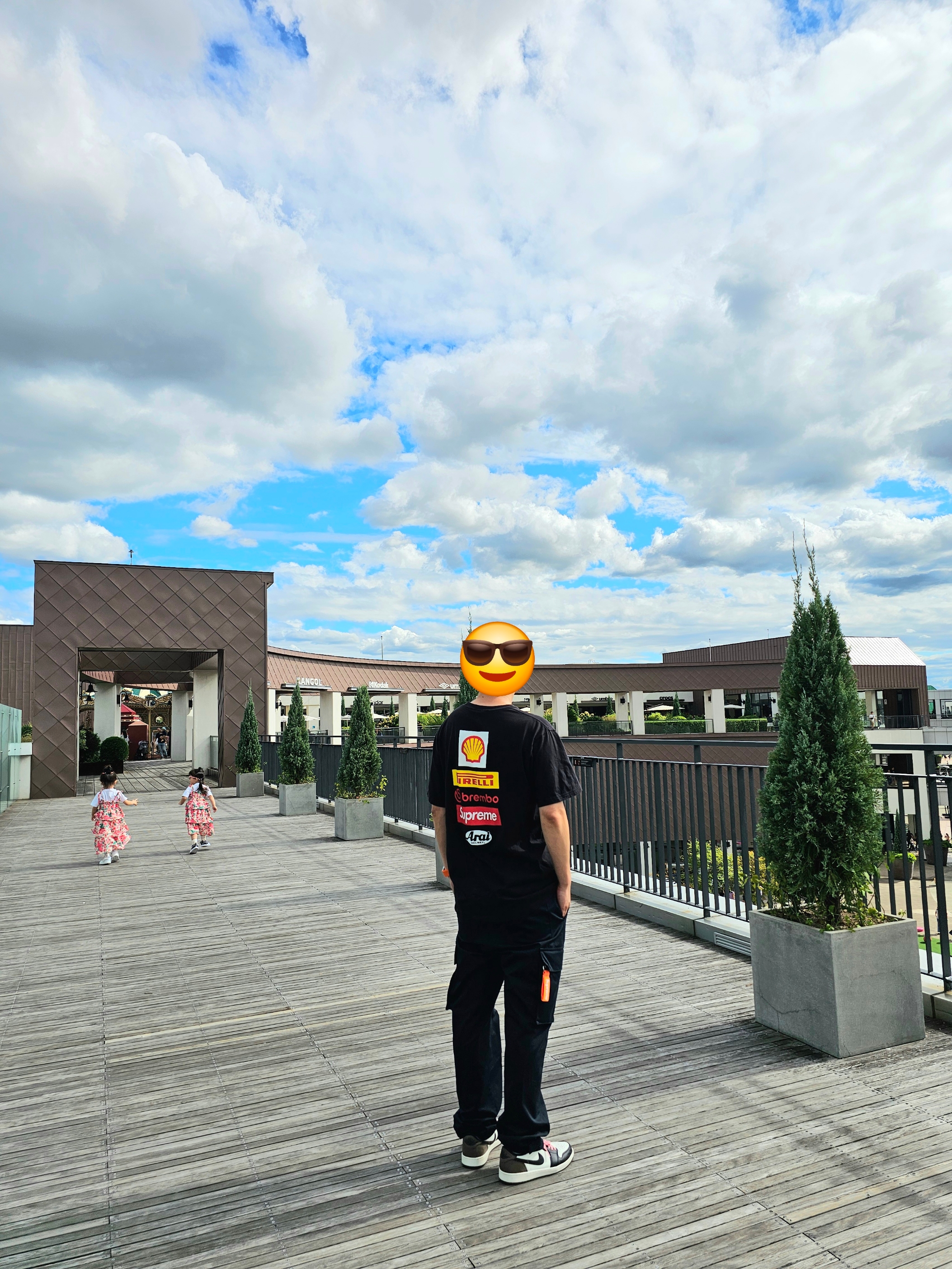 Supreme Ripstop Keychain Orange - 24SS, Supreme x Ducati Logos T-Shirt Black - 24SS 착용 스타일