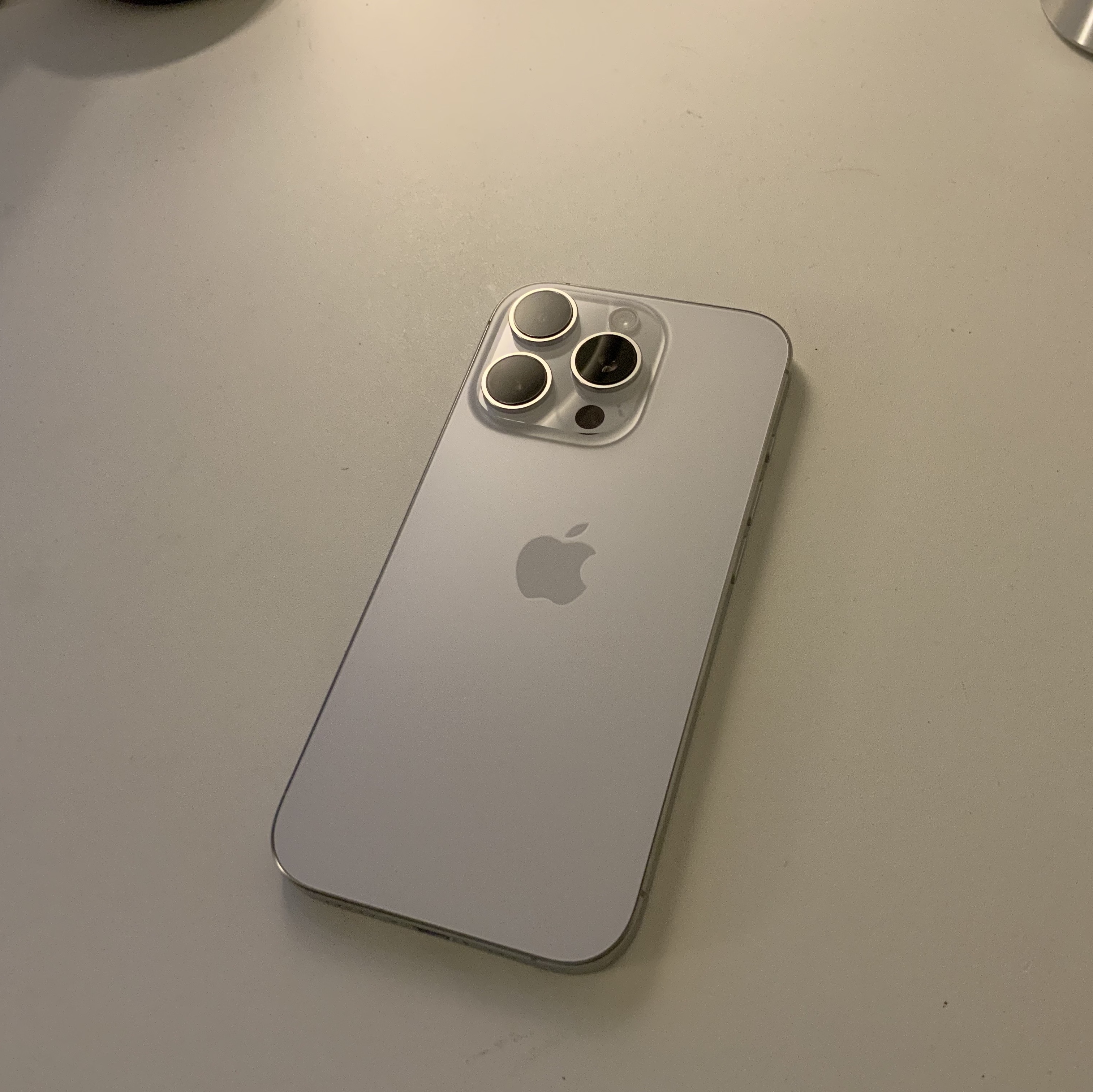 Apple iPhone 16 Pro 256GB White Titanium (Korean Ver.) 착용 스타일 - 1