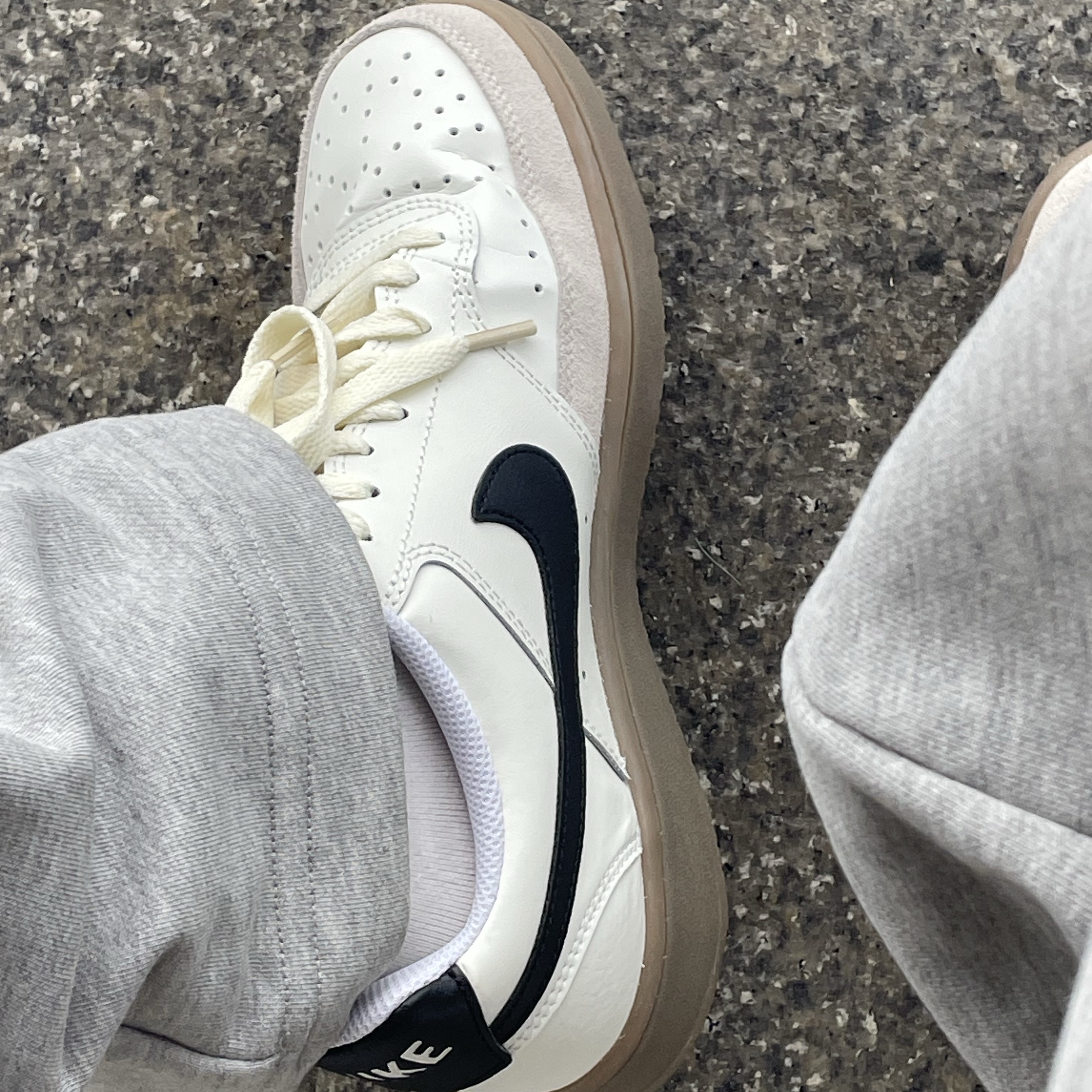 Nike Court Vision Low Sail Light Orewood Brown 착용 스타일