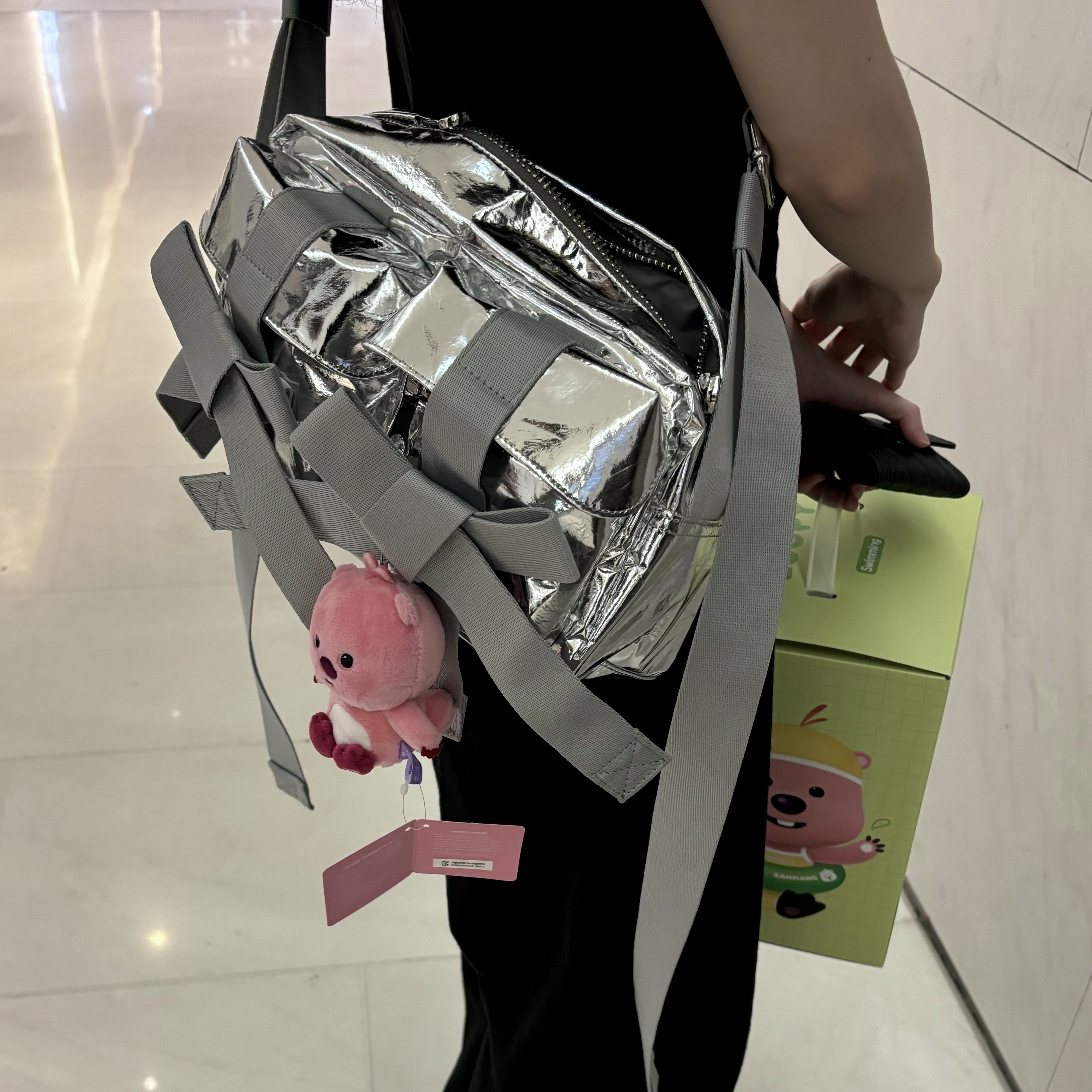 Simone Rocha Classic Bow Crossbody Bag Silver 착용 스타일