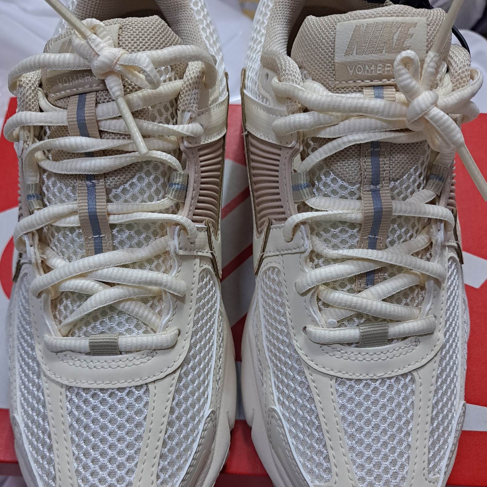 (W) Nike Zoom Vomero 5 Pale Ivory Sanddrift 착용 스타일
