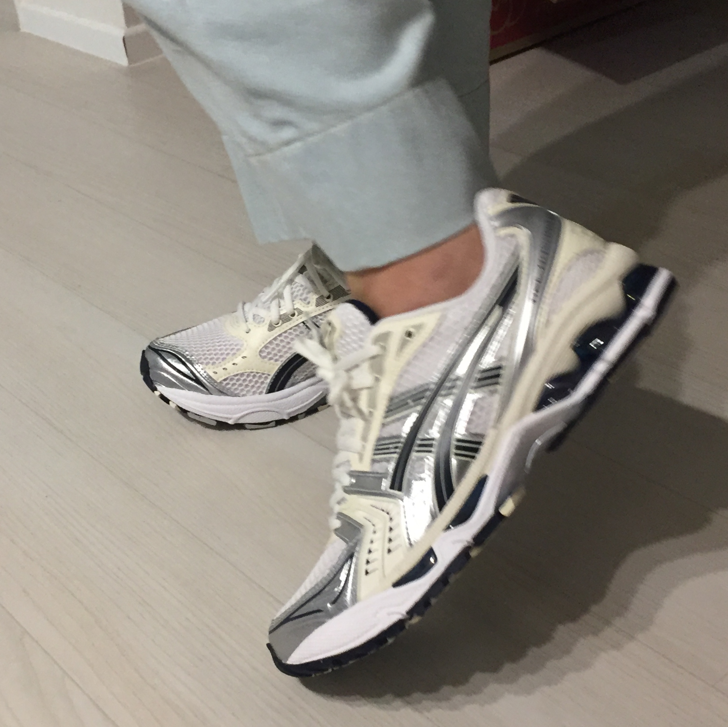 (W) Asics Gel-Kayano 14 White Midnight 착용 스타일 - 2