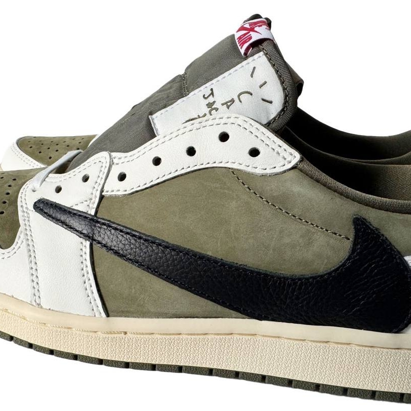 Jordan 1 x Travis Scott Retro Low OG SP Reverse Olive 착용 스타일 - 3