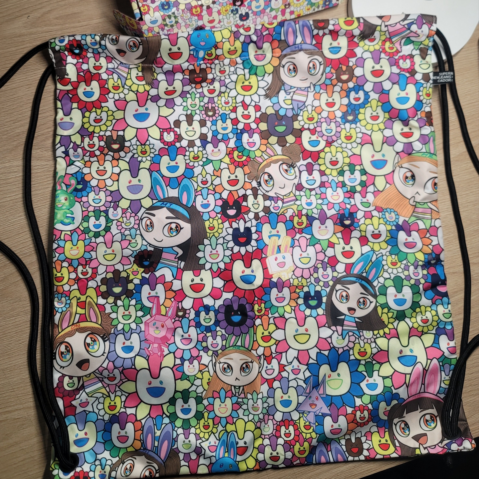 NewJeans Supernatural NJ x Murakami Drawstring Bag Ver. 착용 스타일