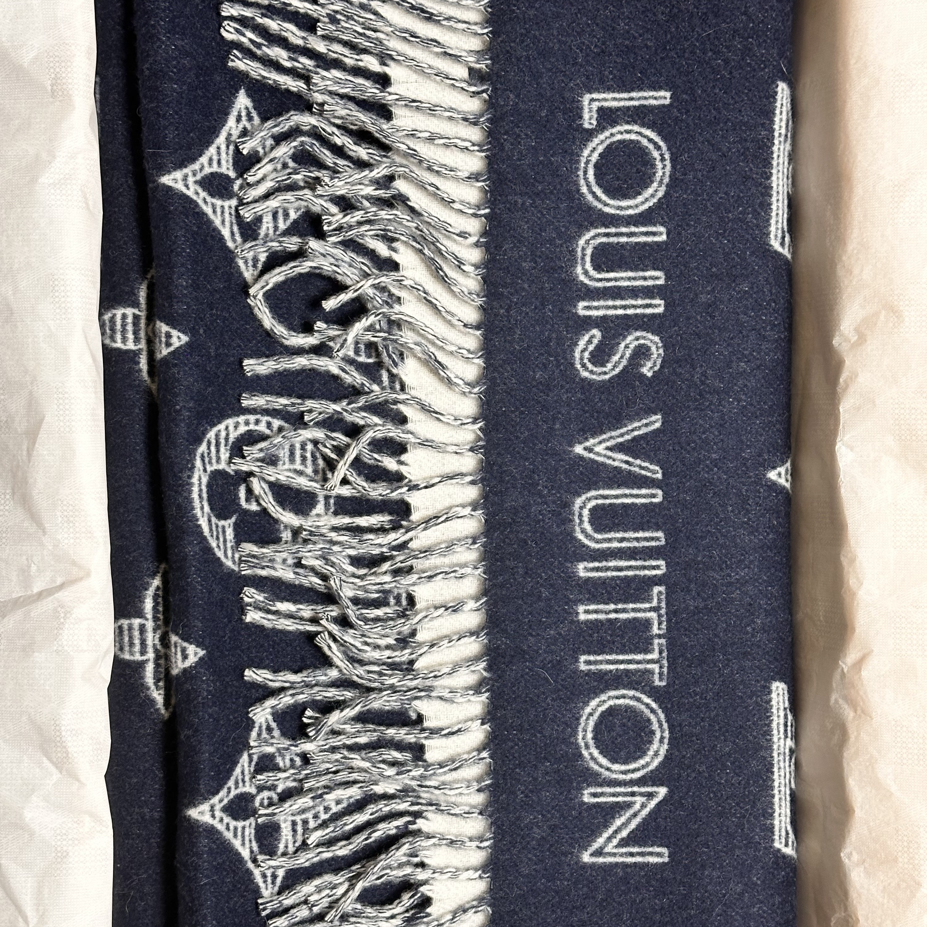 Louis Vuitton Monogram Shadow Muffler Dark Green 착용 스타일