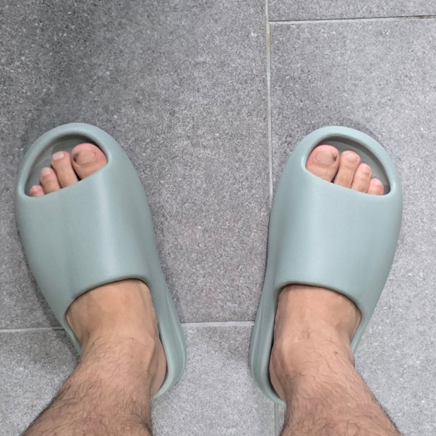 Adidas Yeezy Slide Salt 착용 스타일