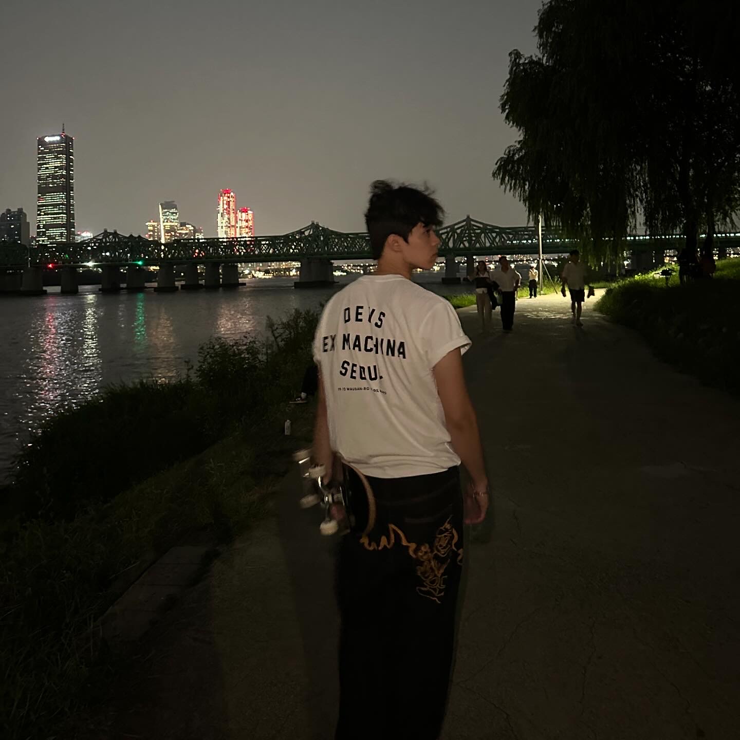 Deus Ex Machina Seoul College T-Shirt White 착용 스타일