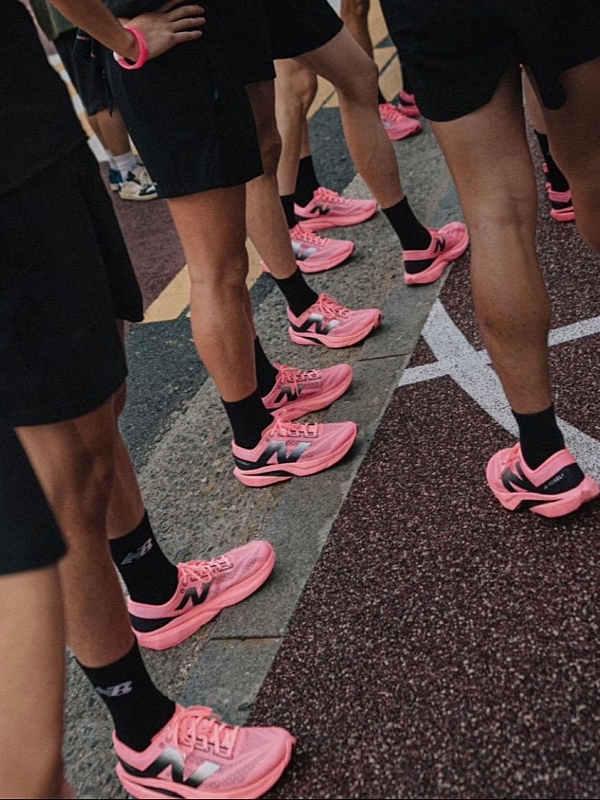 New Balance Fuelcell Rebel v4 Ultra Pink Black - 2E Wide, New Balance Fuelcell Rebel v4 Ultra Pink Black - D Standard 착용 스타일