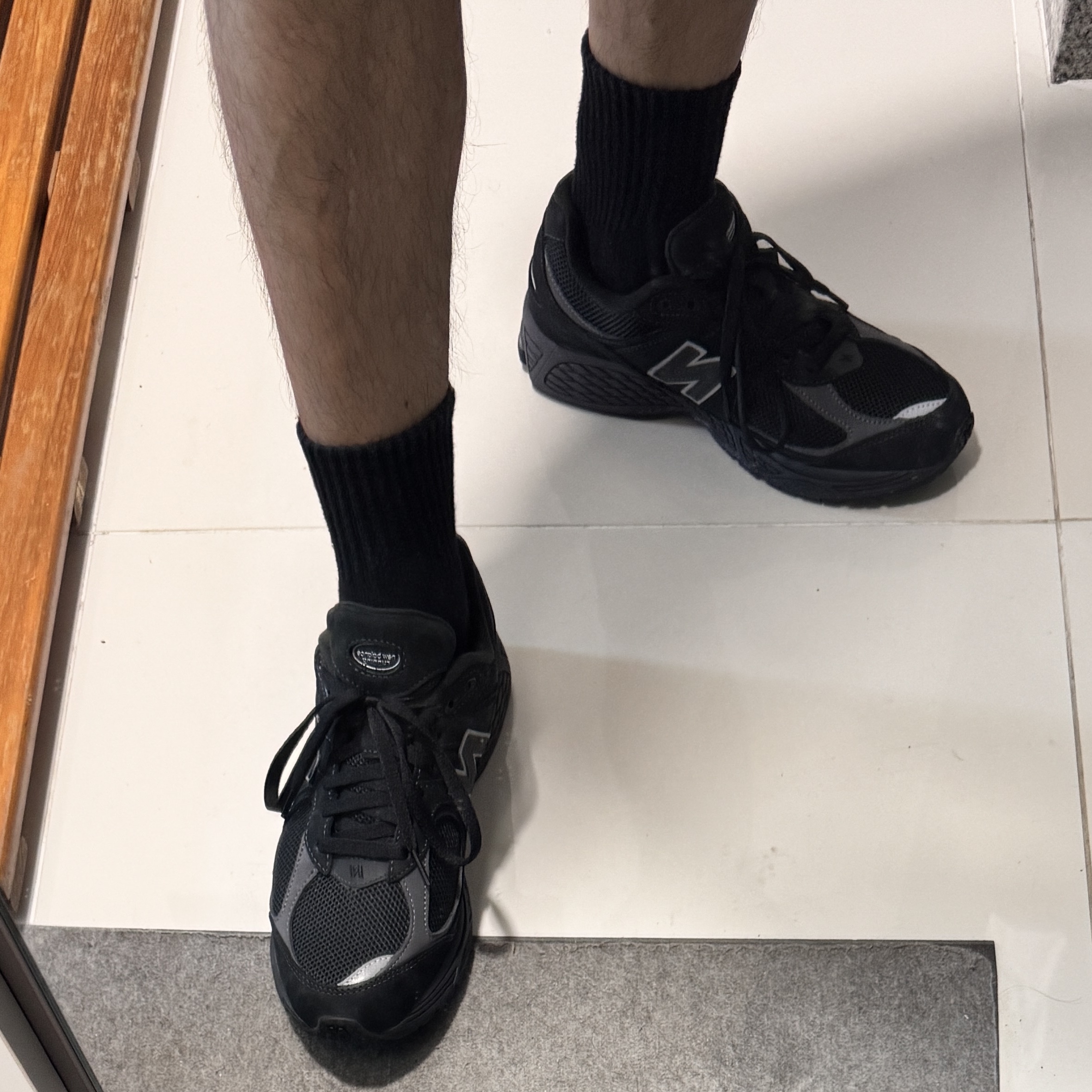 New Balance 2002R Dark Camo 착용 스타일 - 1