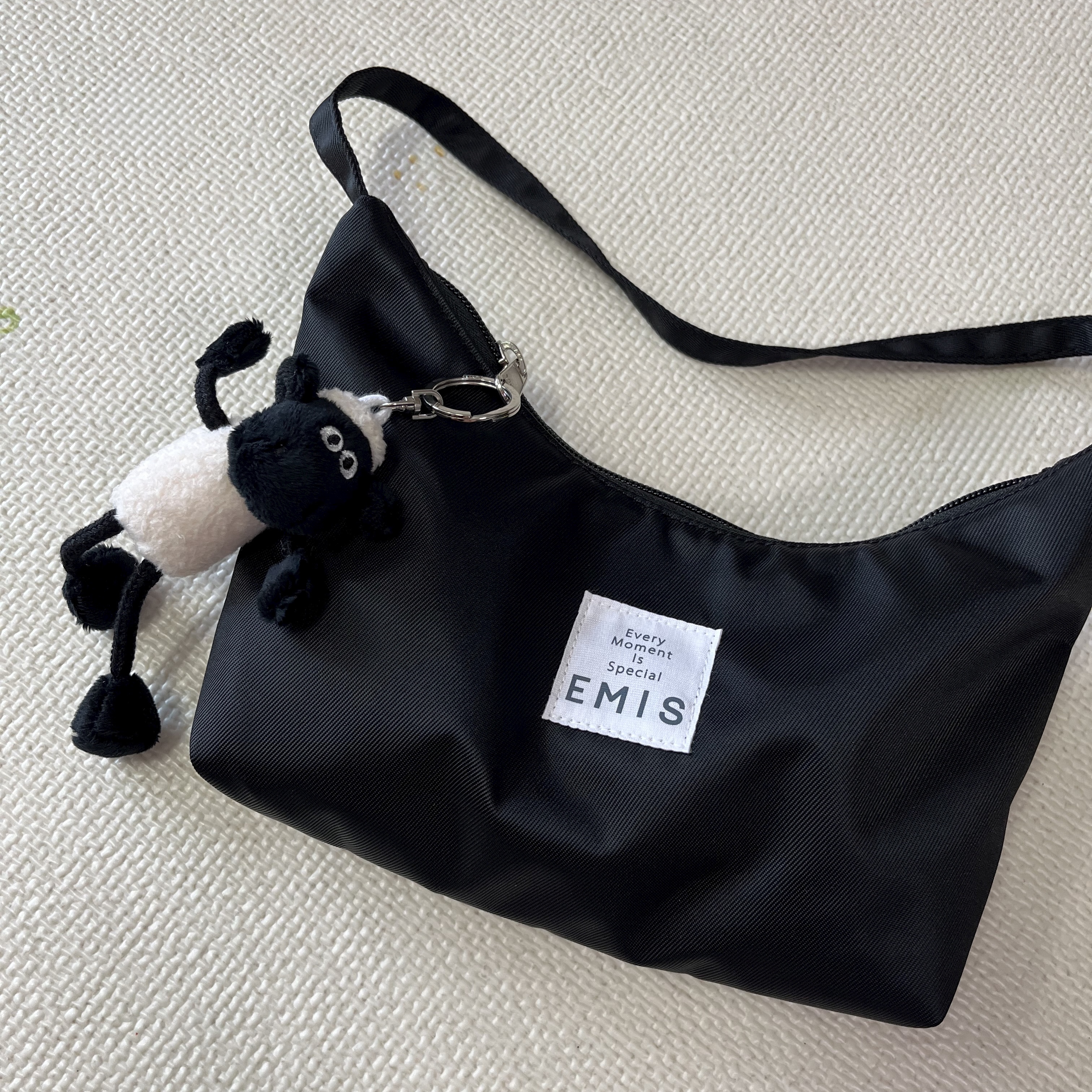 Emis Emis Hobo Bag Black 착용 스타일