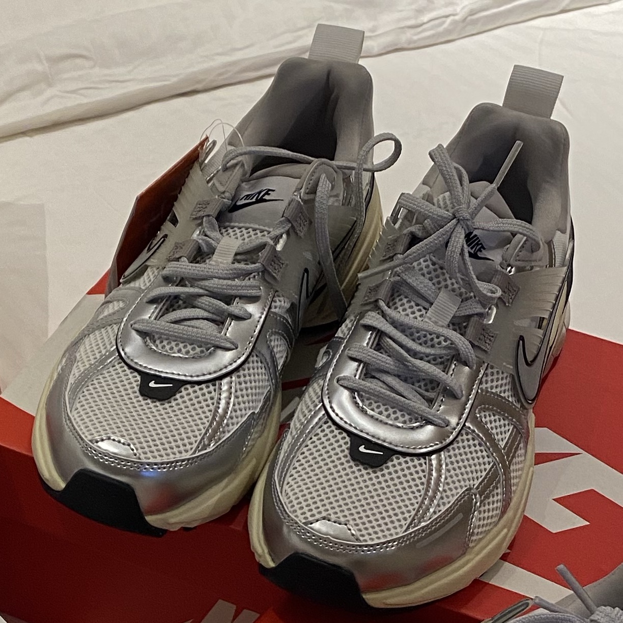 Nike V2K Run Pure Platinum Light Iron Ore 착용 스타일