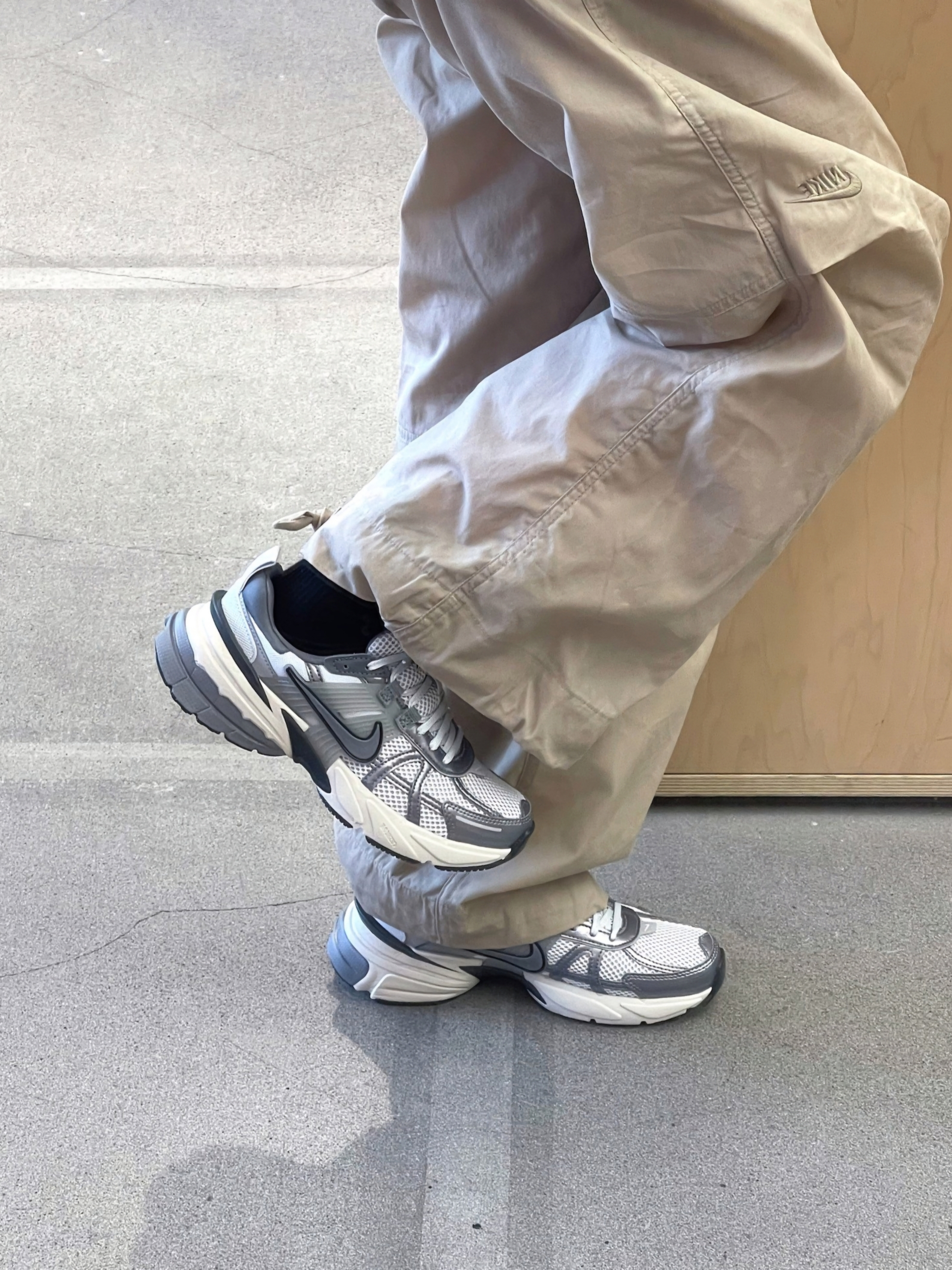 Nike V2K Run Pure Platinum Wolf Grey 착용 스타일