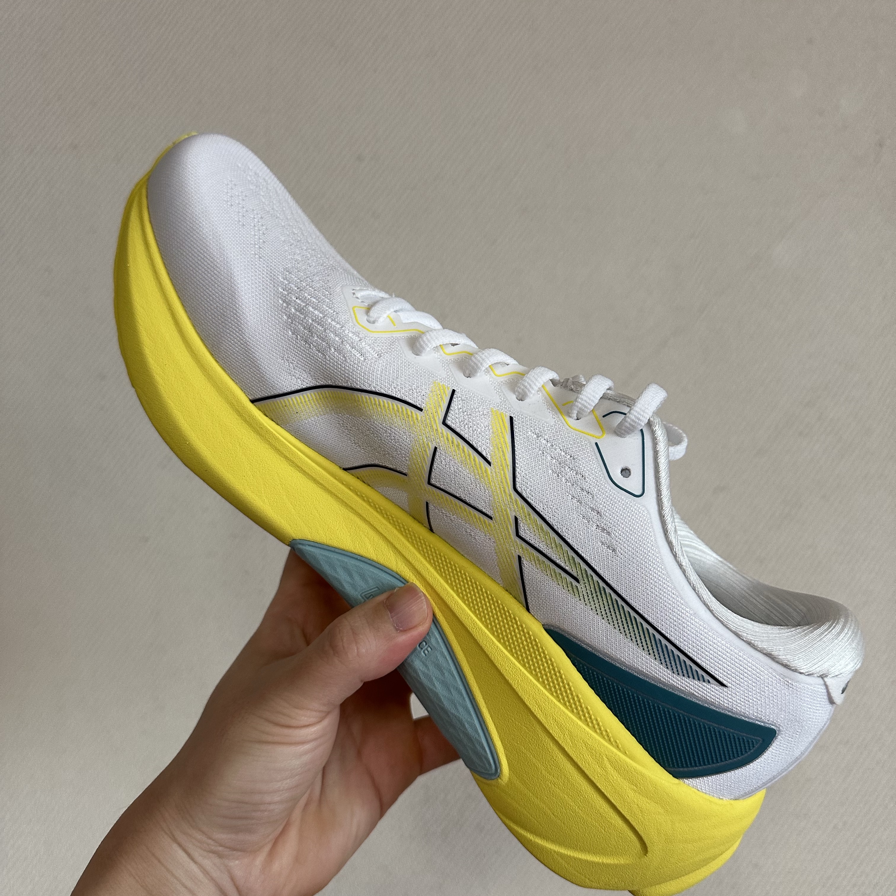 Asics Gel-Kayano 30 White Bright Yellow 착용 스타일 - 2