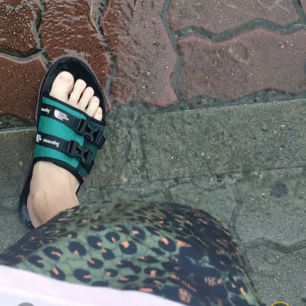 Supreme x The North Face Trekking Sandal Dark Green - 22SS, Mizuno Neo Vista Estate Blue 착용 스타일 - 3