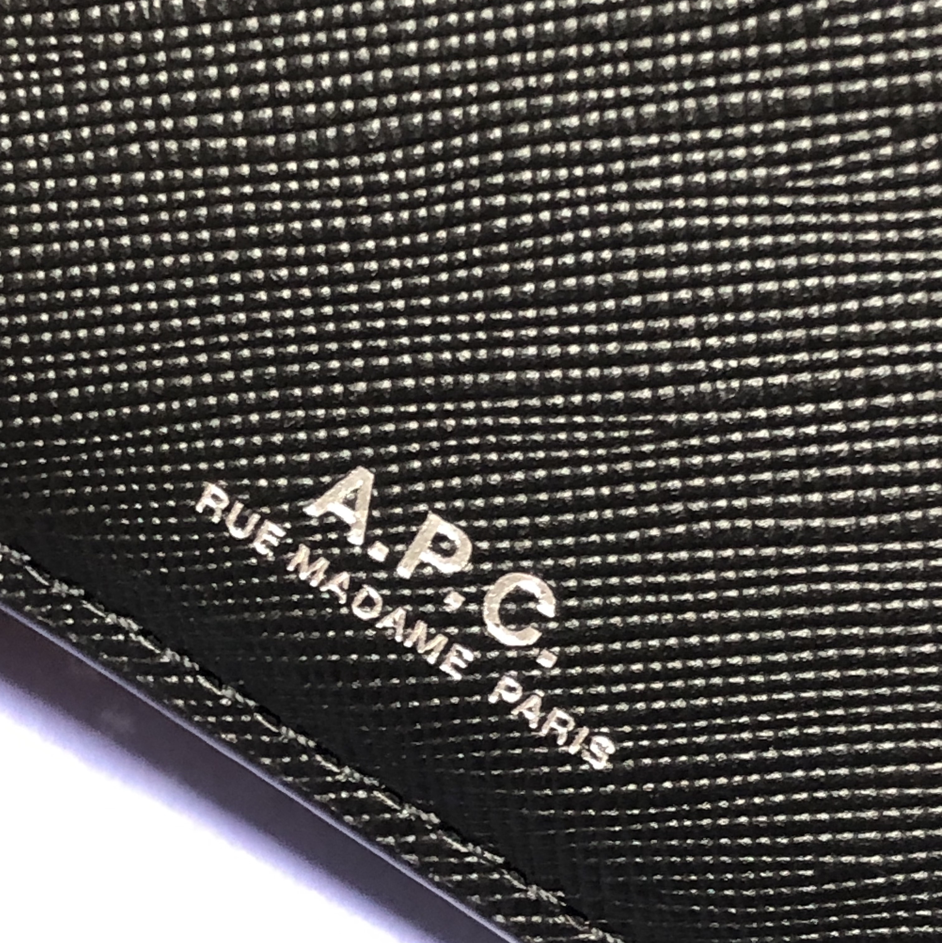 A.P.C. Andre Card Holder Black 착용 스타일 - 2