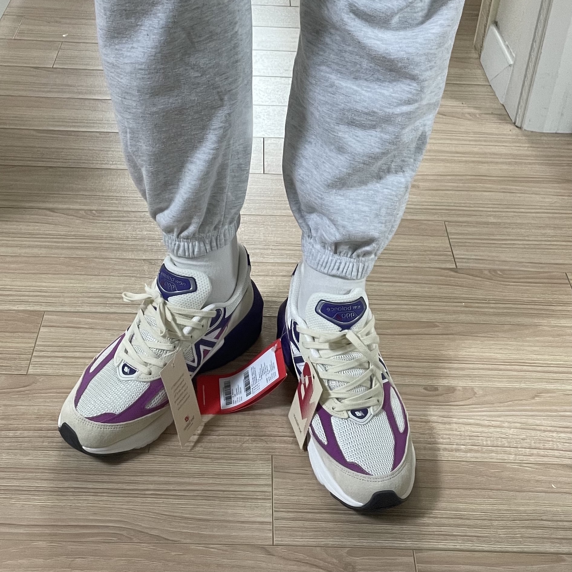 New Balance 990v6 Made in USA Limestone Magenta 착용 스타일
