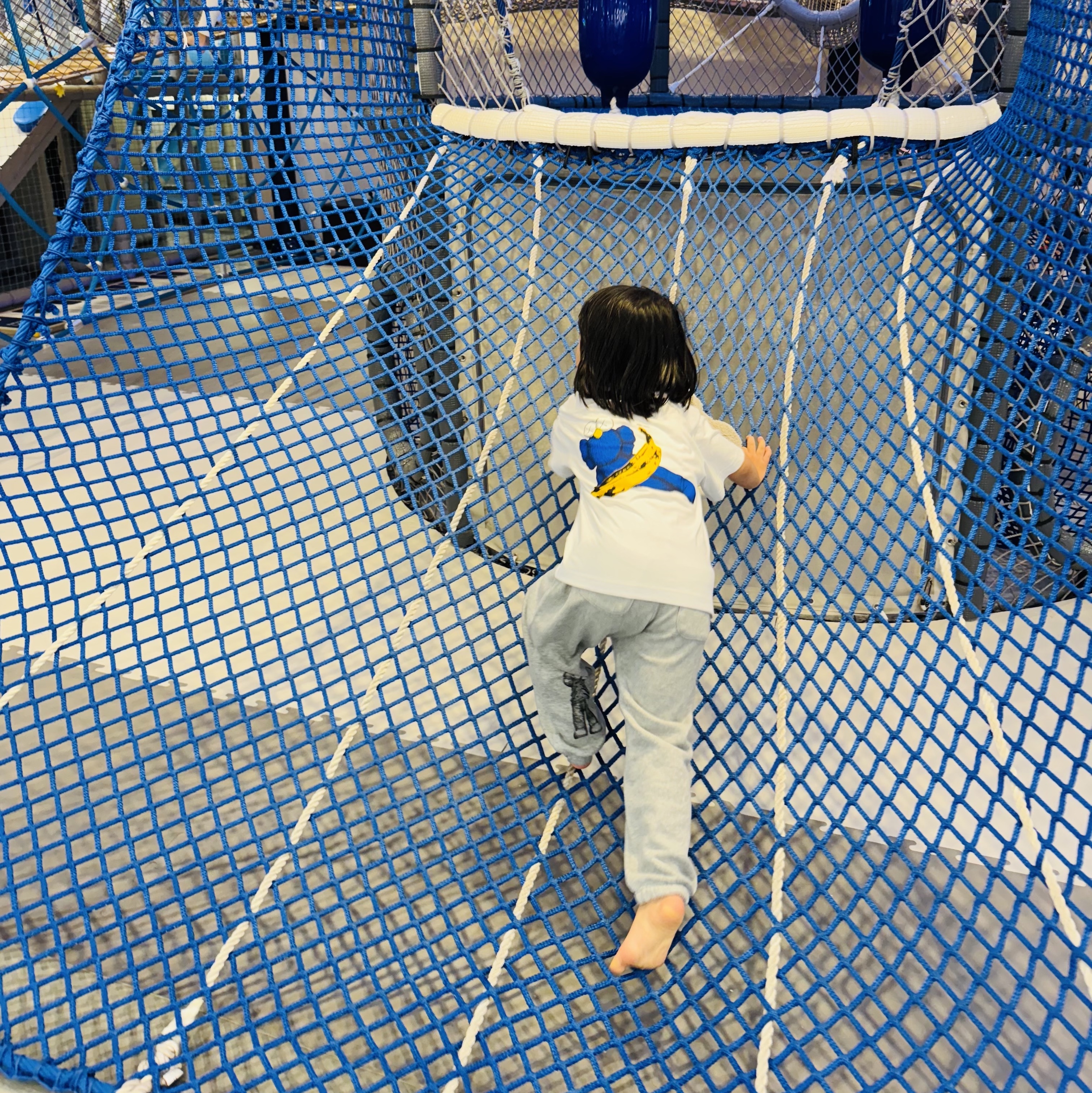 (Kids) Uniqlo UT x Kaws x Warhol S/S Graphic T-Shirt A White, (Kids) Uniqlo UT x Kaws x Warhol Sweatpants A Gray 착용 스타일 - 3