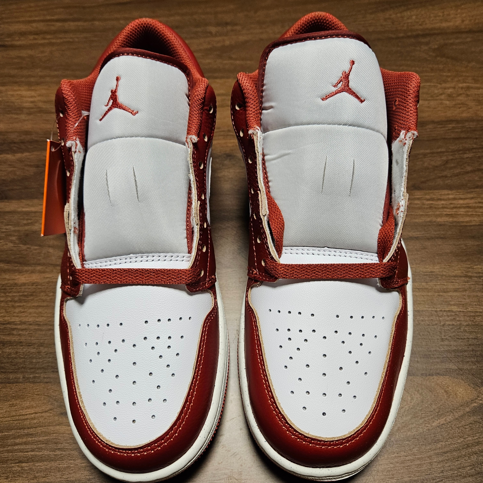 Jordan 1 Low SE Dune Red White 착용 스타일