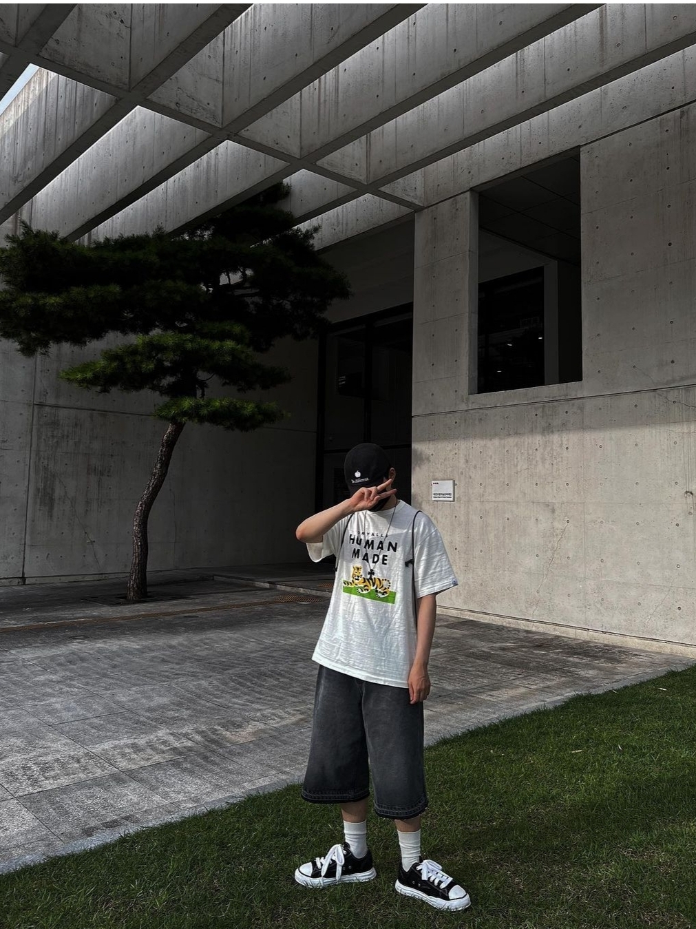 Human Made #2310 T-Shirt White, Maison Mihara Yasuhiro Peterson OG Sole Broken Low-top Sneakers Black 착용 스타일 - 2