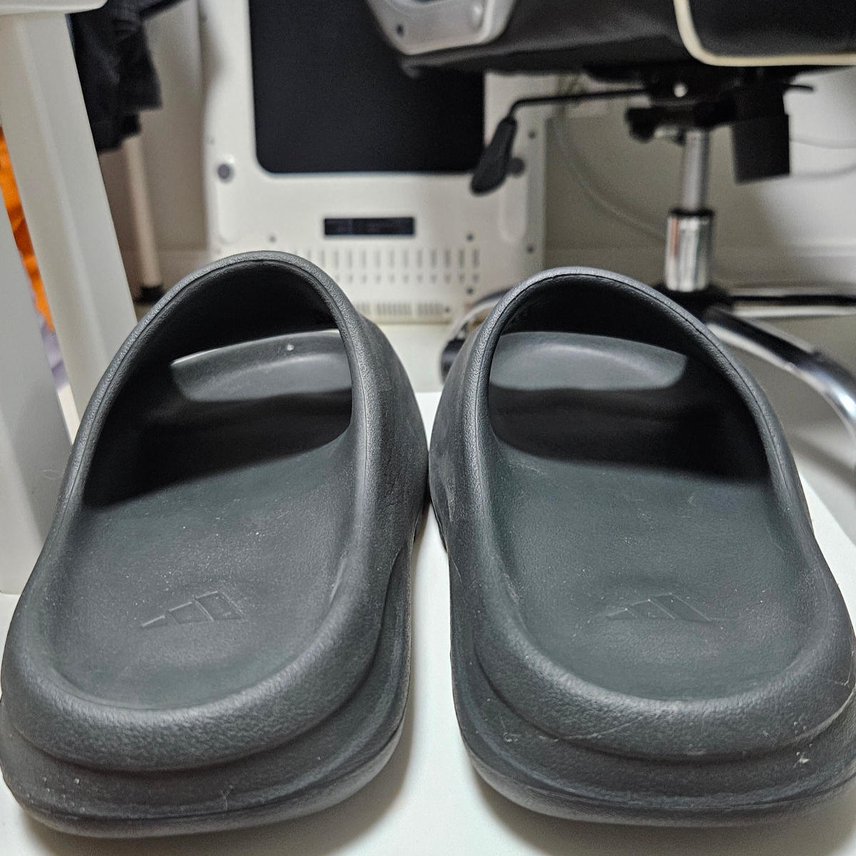 Adidas Yeezy Slide Dark Onyx 2024 착용 스타일