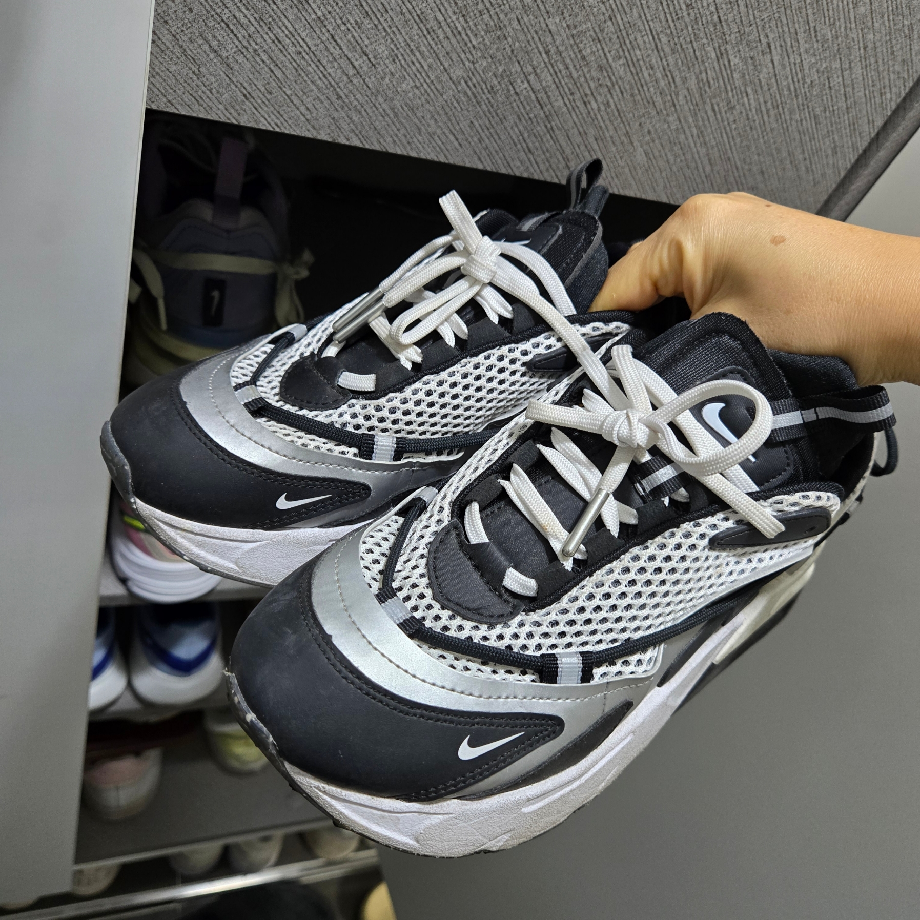 (W) Nike Air Max Furyosa Silver and Black 착용 스타일