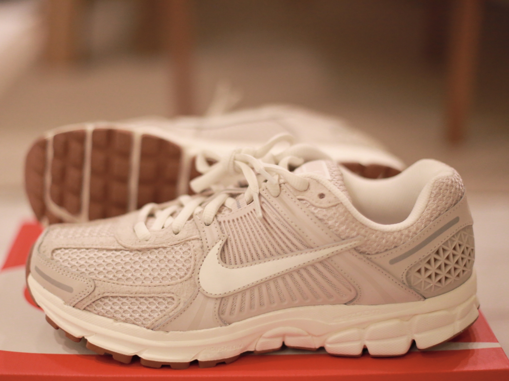 (W) Nike Zoom Vomero 5 Light Orewood Brown 착용 스타일 - 4