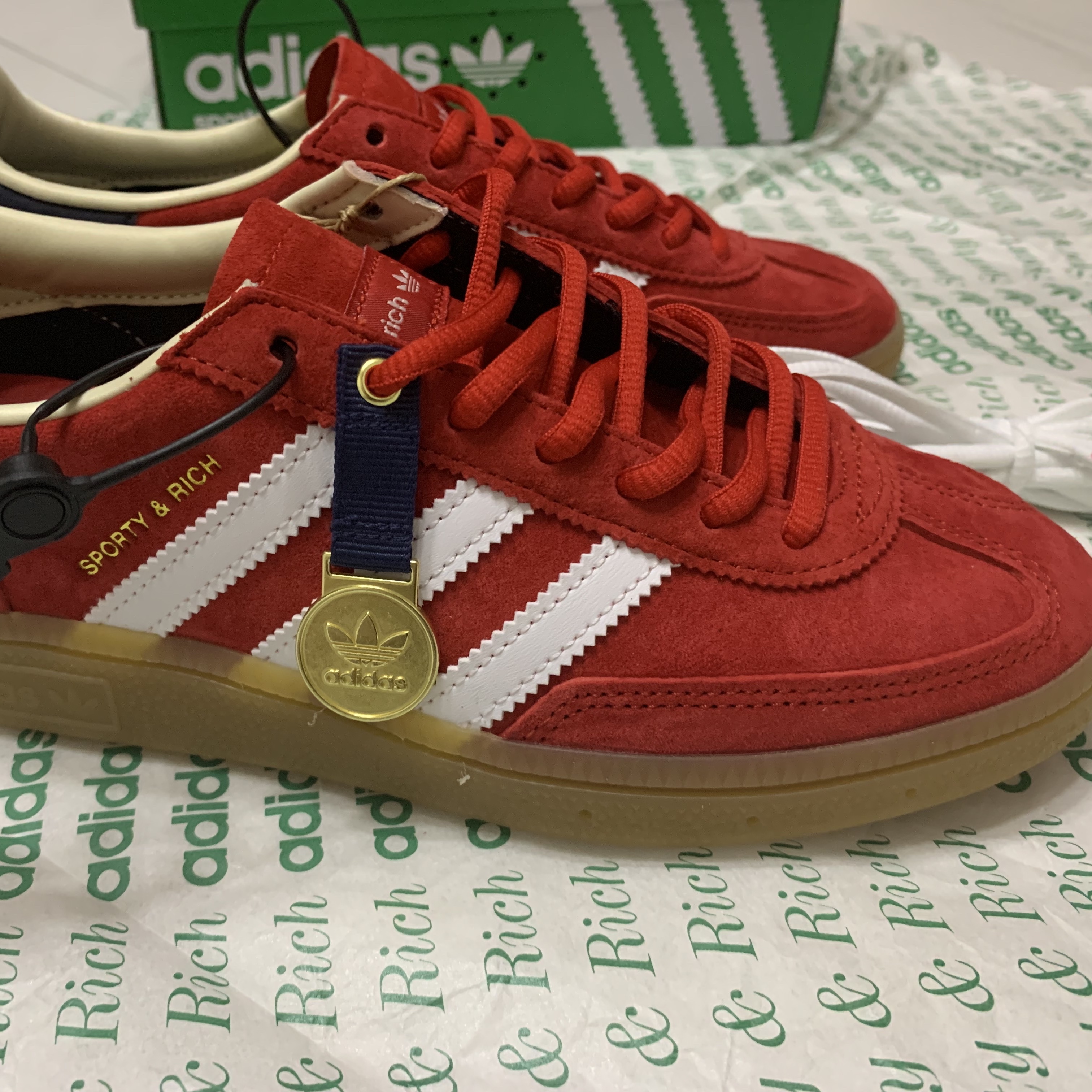 Adidas x Sporty & Rich Spezial Handball Collegiate Red Night Indigo 착용 스타일 - 1