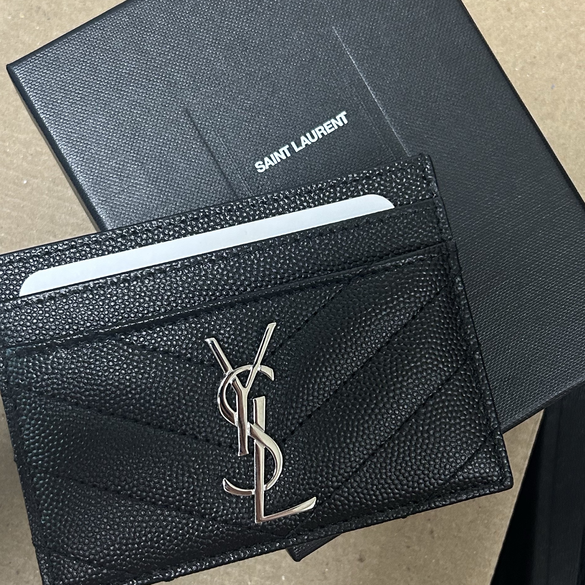 Saint Laurent Cassandre Matelasse Card Case in Grain De Poudre Embossed Leather Black 착용 스타일