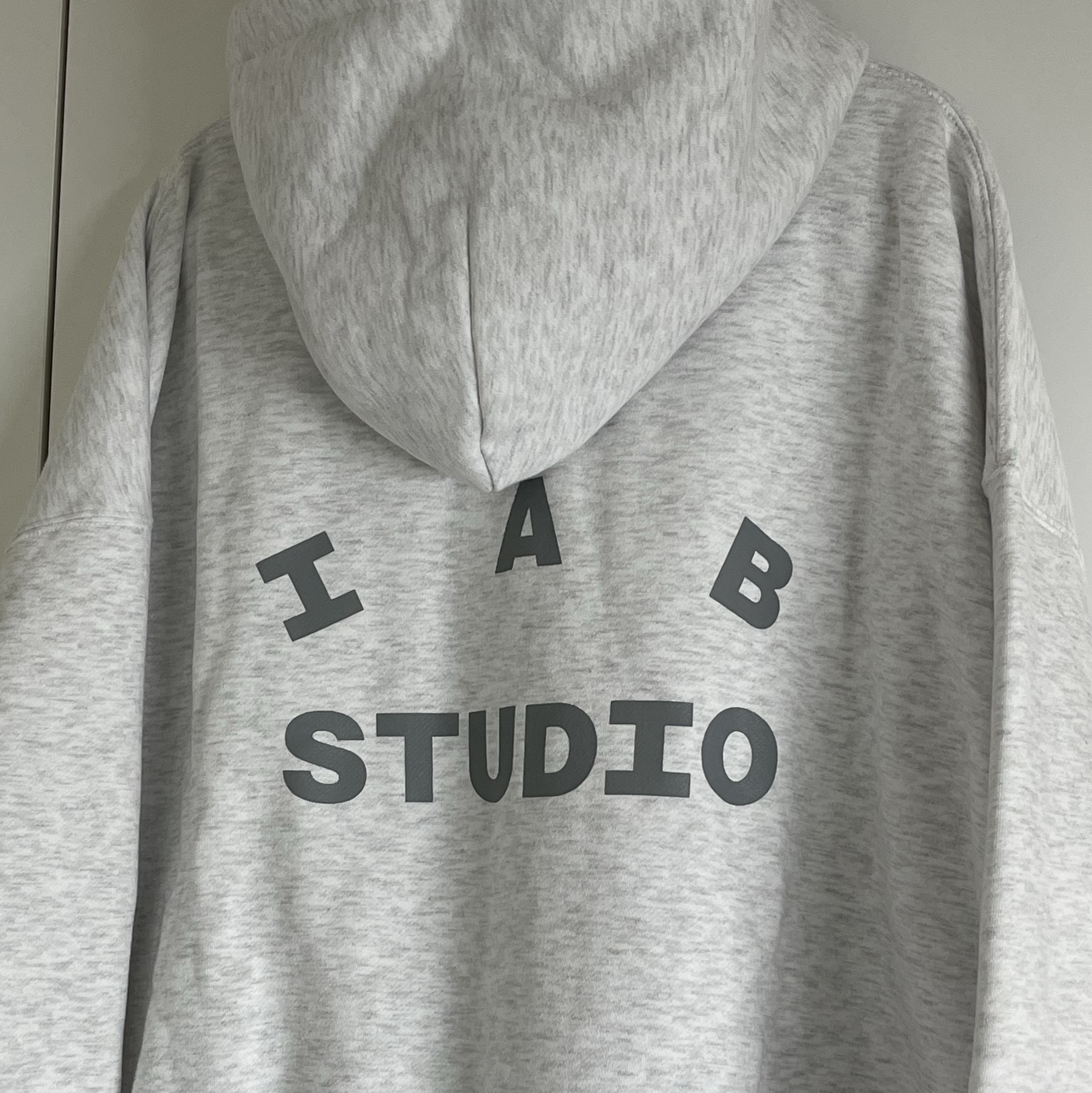 IAB Studio Hoodie Light Gray 착용 스타일