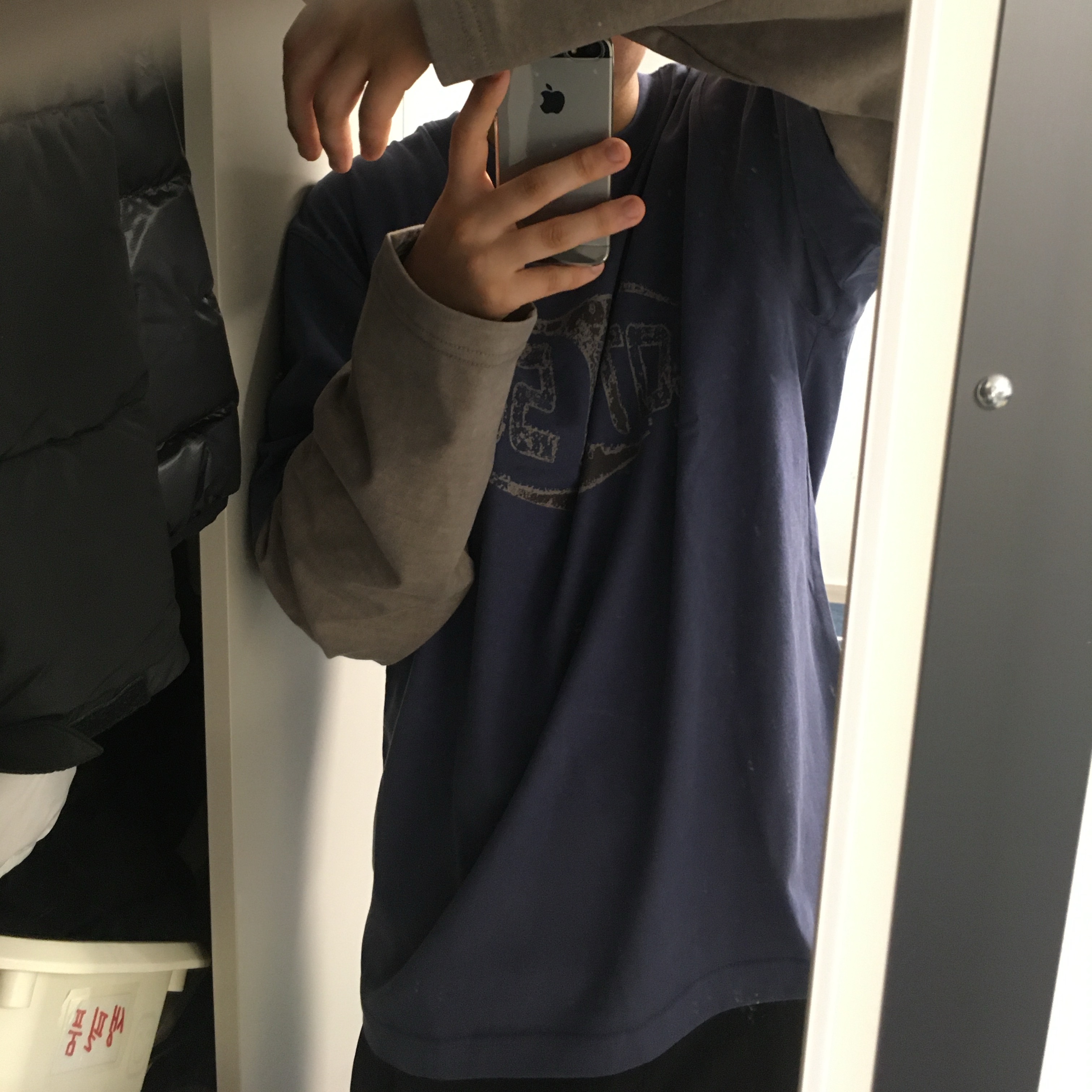 MELLOW Lotta Soul Graphic Layered Tshirts Dark Blue 착용 스타일