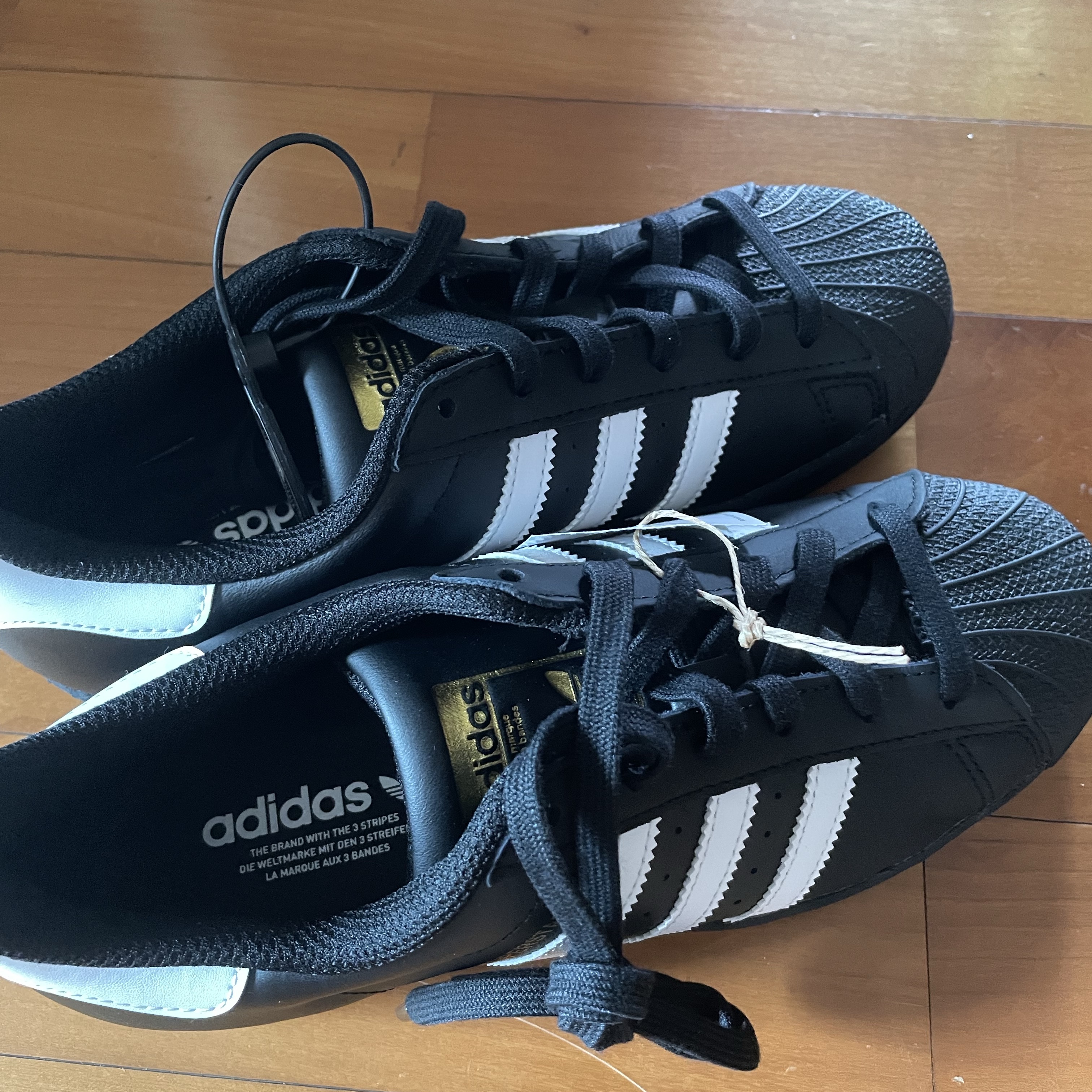 (J) Adidas Superstar Black White 착용 스타일
