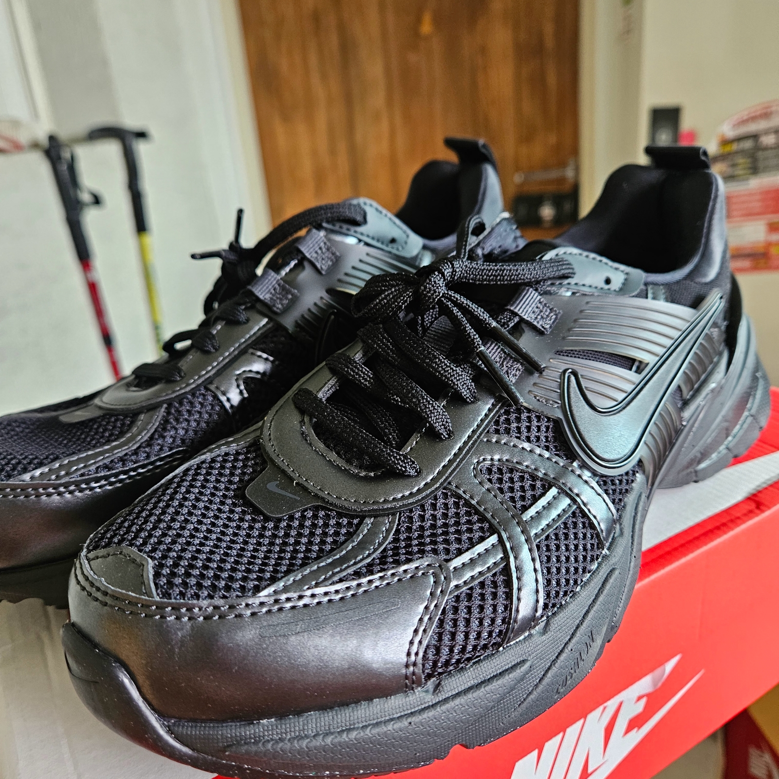 Nike V2K Run Black Anthracite 착용 스타일 - 1