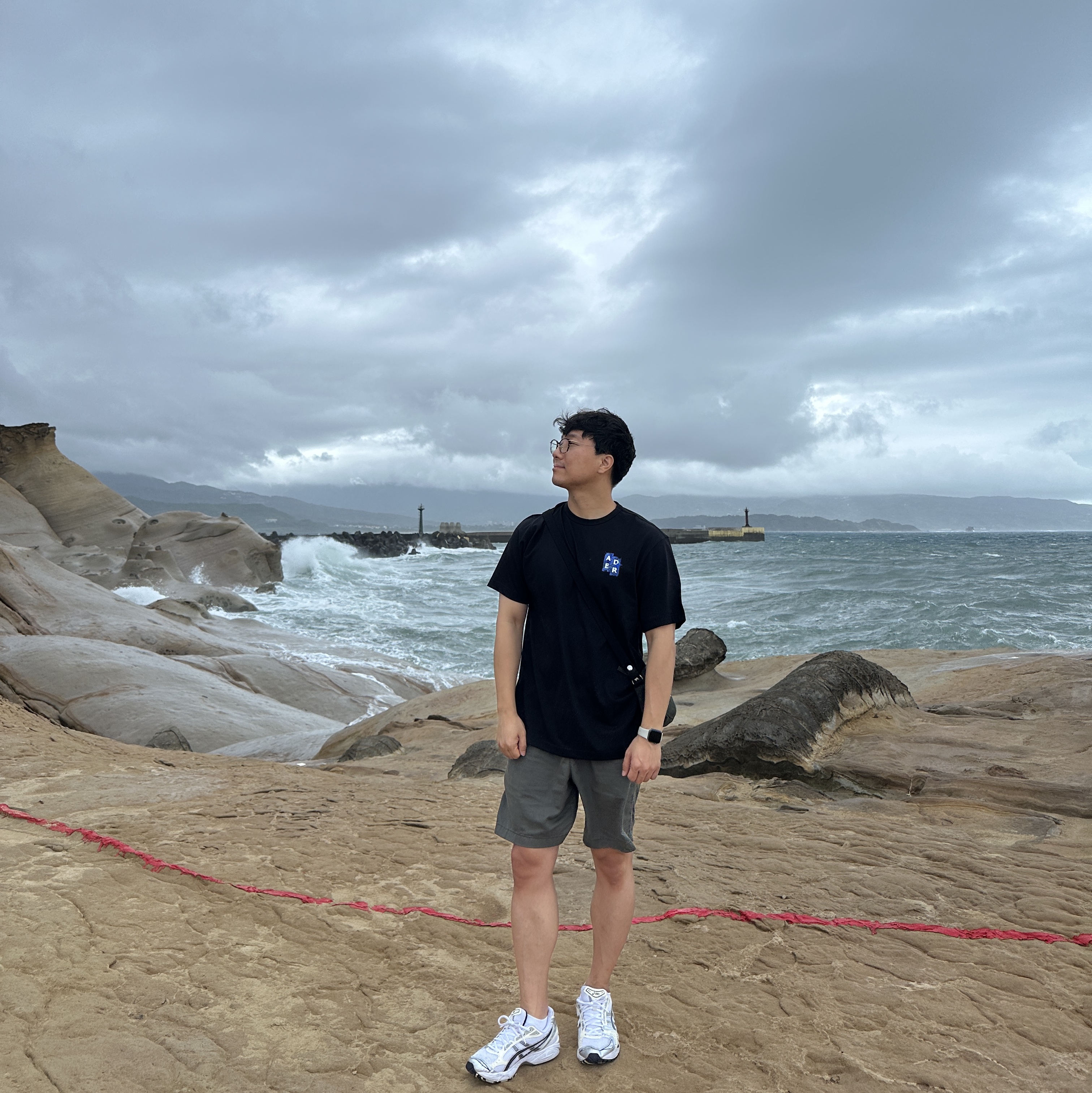 Ader Error Sig; TRS Tag T-Shirt 06 Noir, (W) Asics Gel-Kayano 14 White Midnight 착용 스타일