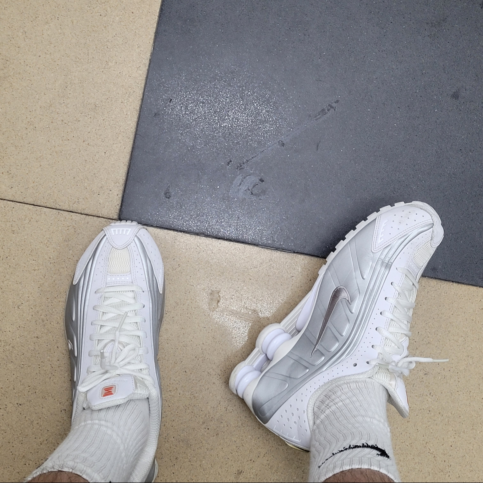 (W) Nike Shox R4 White Metallic Silver 착용 스타일