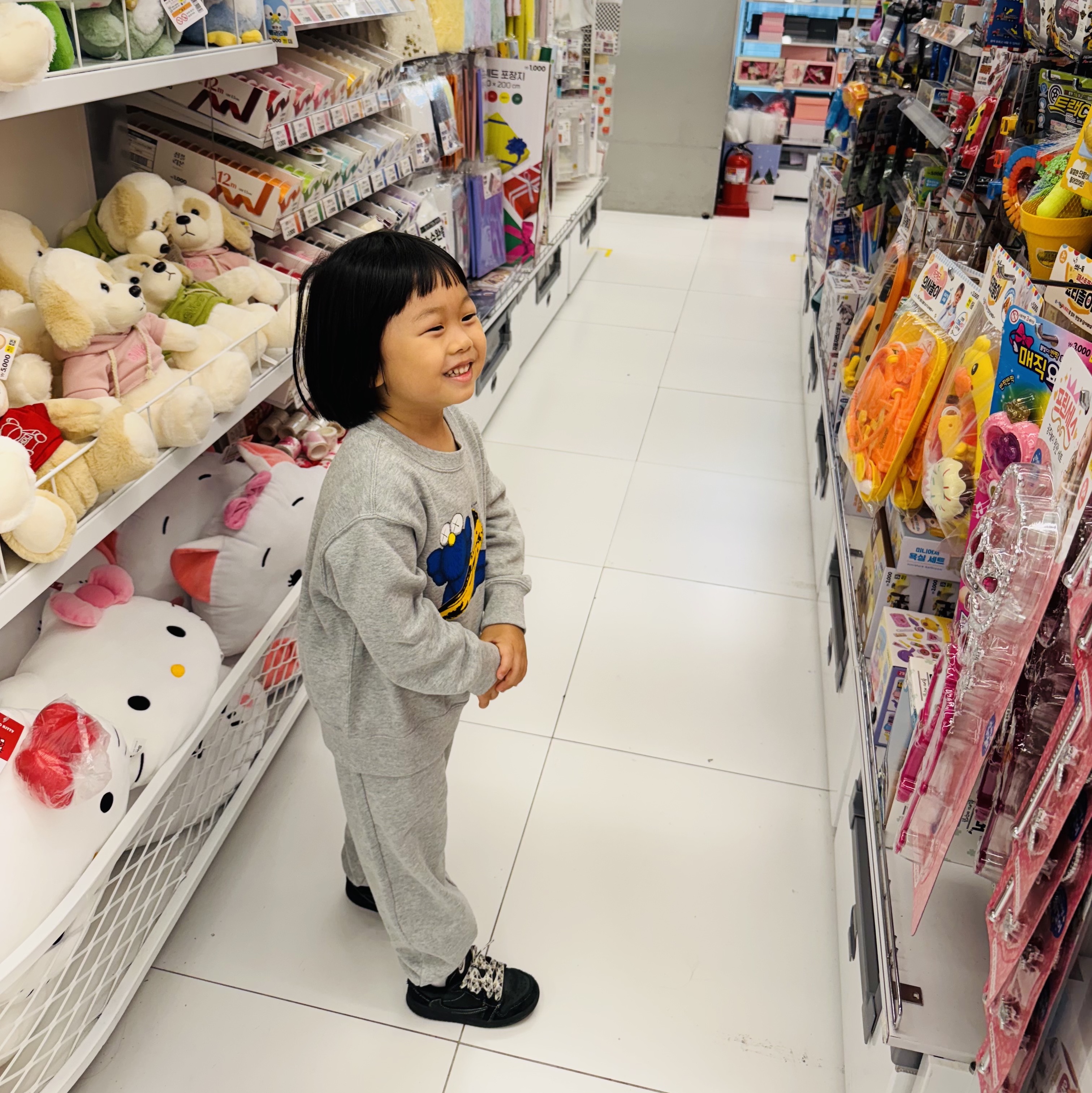 (Kids) Uniqlo UT x Kaws x Warhol Sweatshirt A Gray, (Kids) Uniqlo UT x Kaws x Warhol Sweatpants A Gray 착용 스타일 - 1