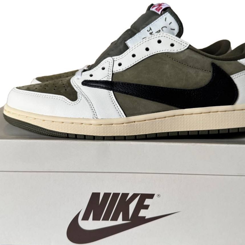 Jordan 1 x Travis Scott Retro Low OG SP Reverse Olive 착용 스타일 - 1