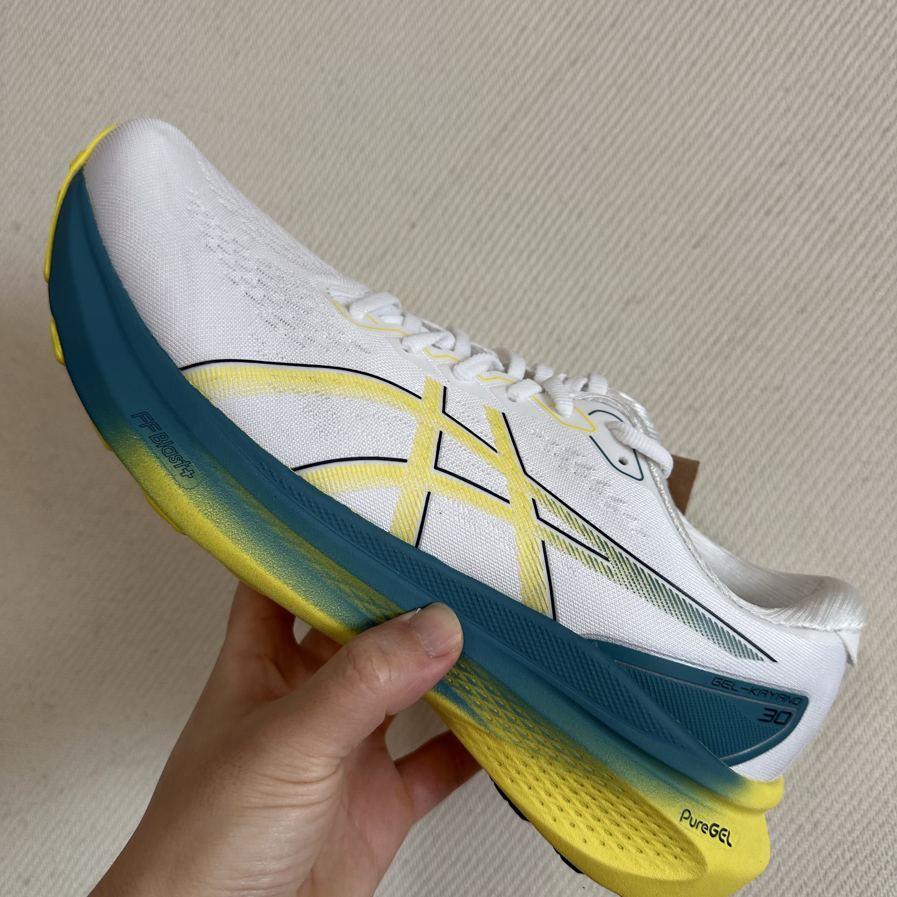 Asics Gel-Kayano 30 White Bright Yellow 착용 스타일 - 1