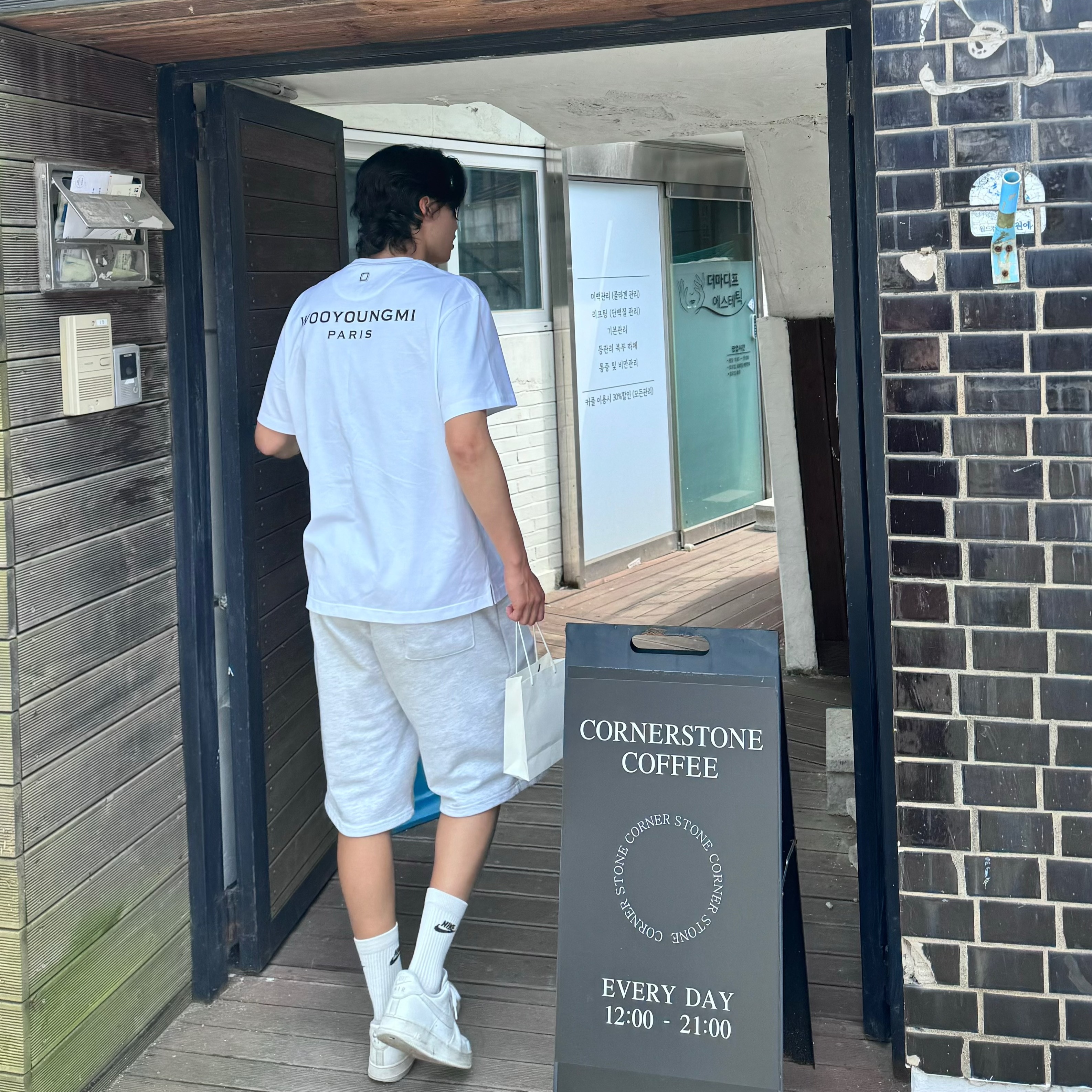 Wooyoungmi Cotton Back Logo T-Shirt White - 24FW, Nike Air Force 1 '07 Low White 착용 스타일 - 3