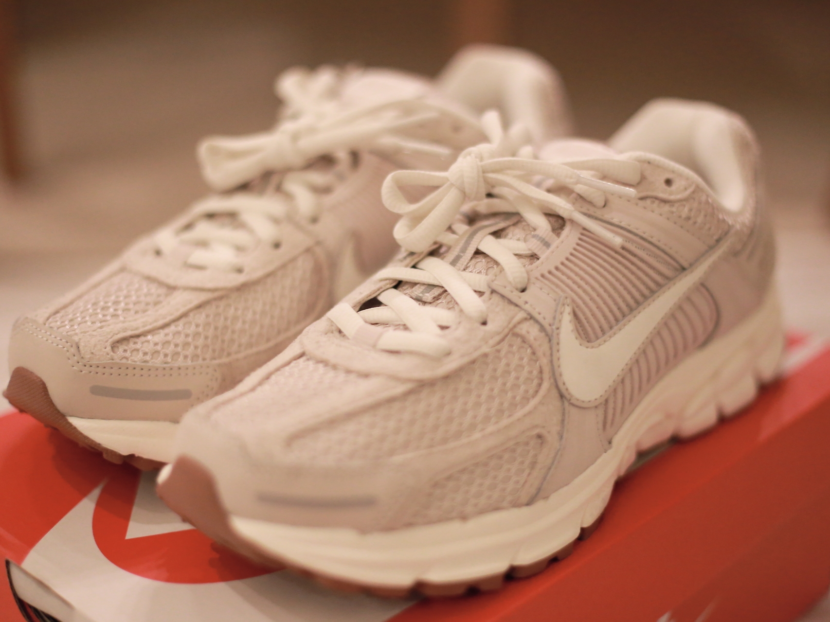 (W) Nike Zoom Vomero 5 Light Orewood Brown 착용 스타일 - 2