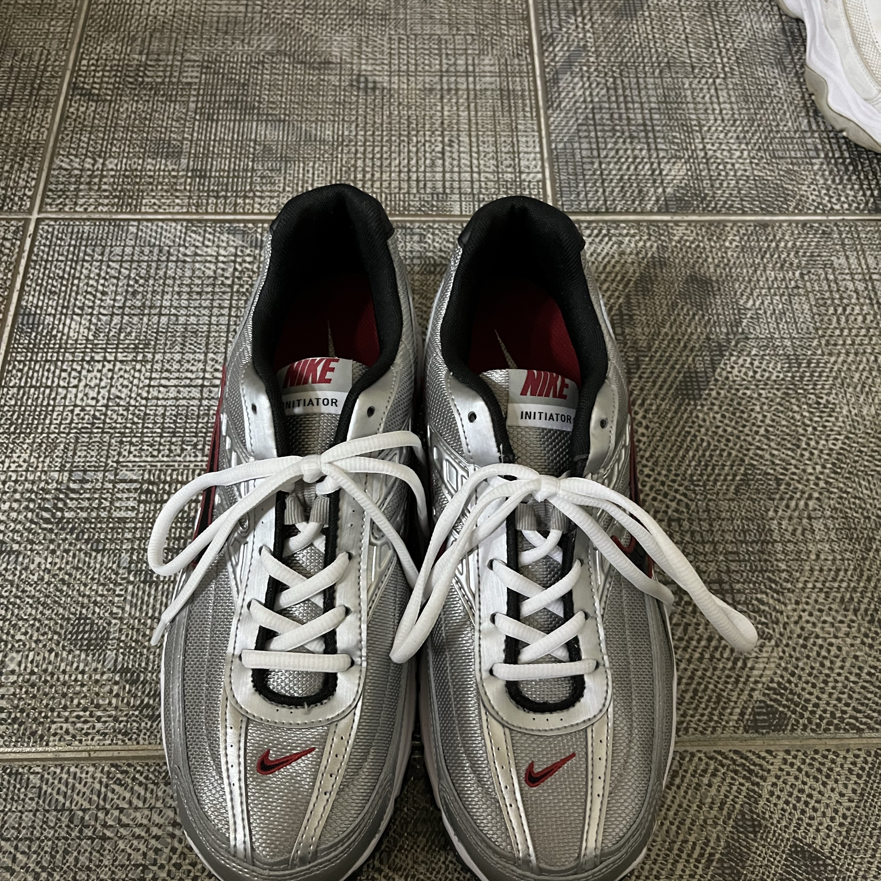 Nike Initiator Metallic Silver Black 착용 스타일 - 1