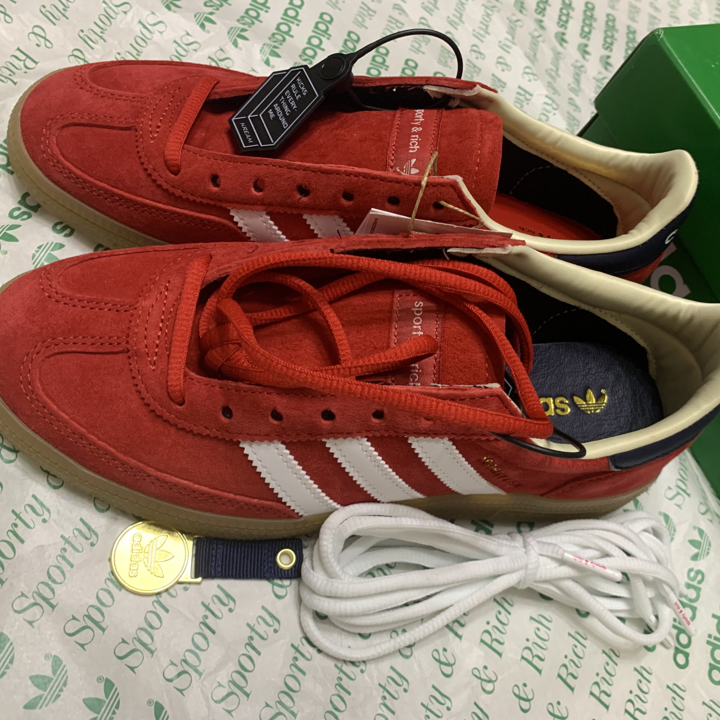 Adidas x Sporty & Rich Spezial Handball Collegiate Red Night Indigo 착용 스타일 - 4