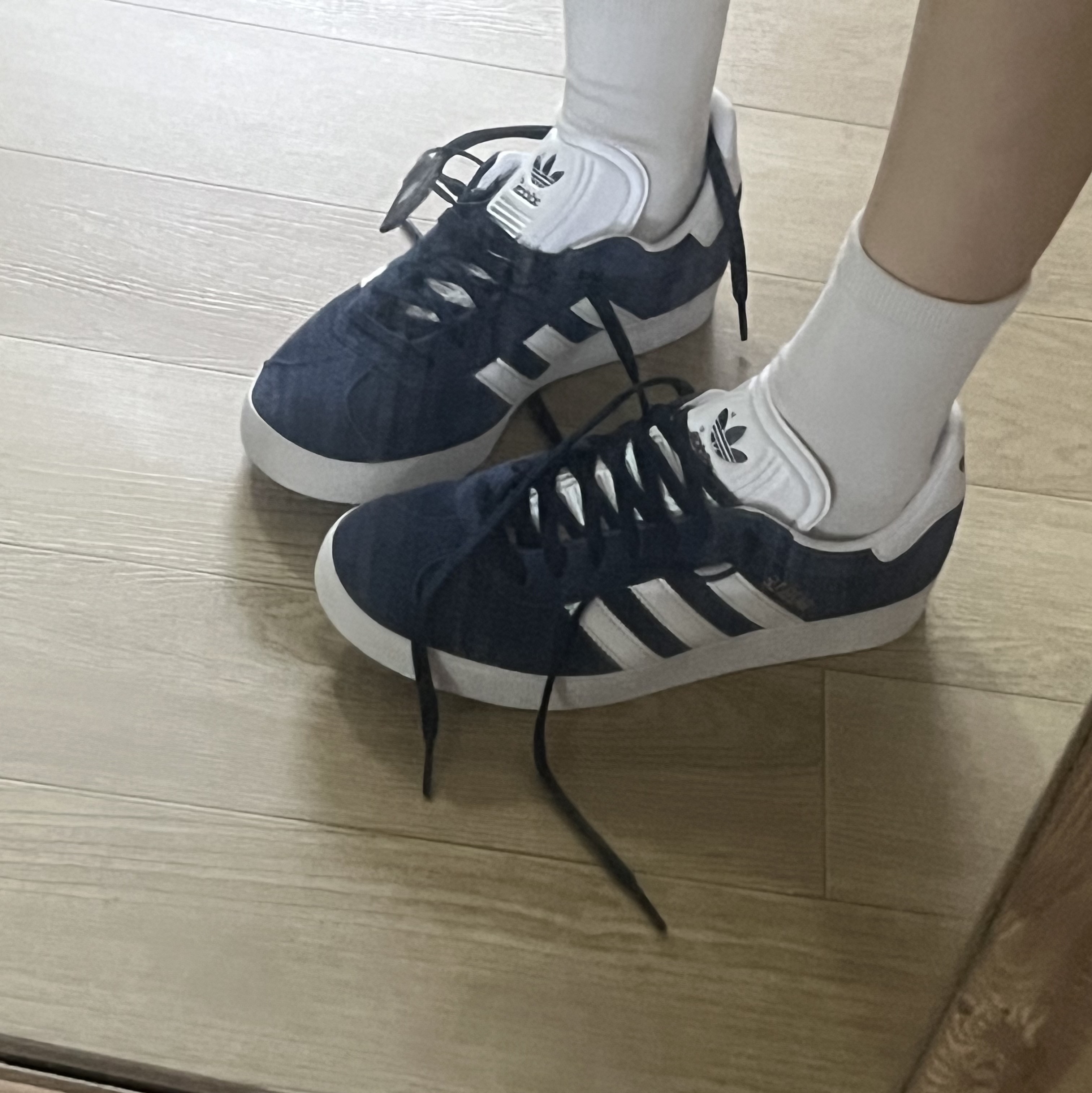 Adidas Gazelle Collegiate Navy 착용 스타일