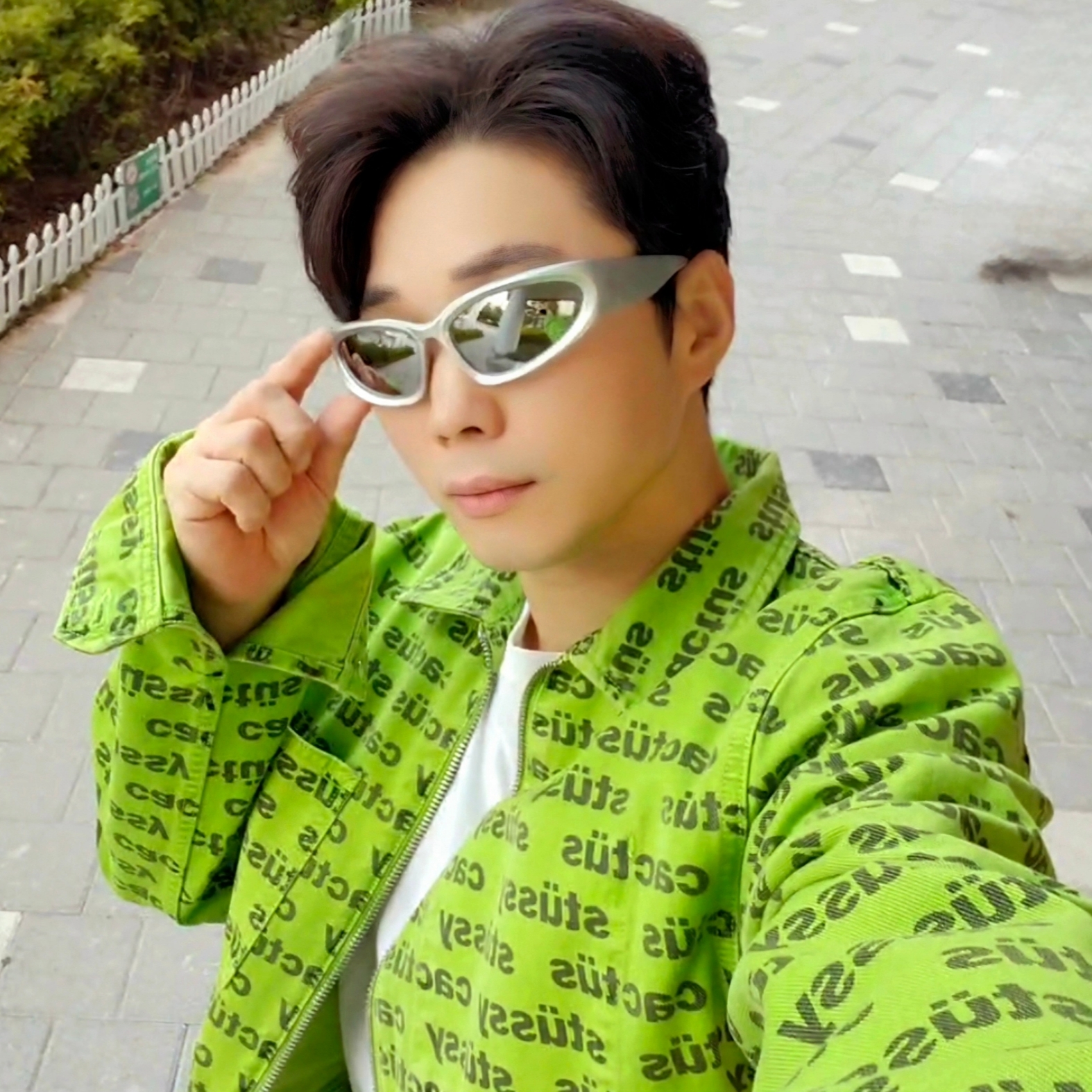 Stussy x Cactus Plant Flea Market Work Jacket, Balenciaga Swift Oval Sunglasses Silver 착용 스타일