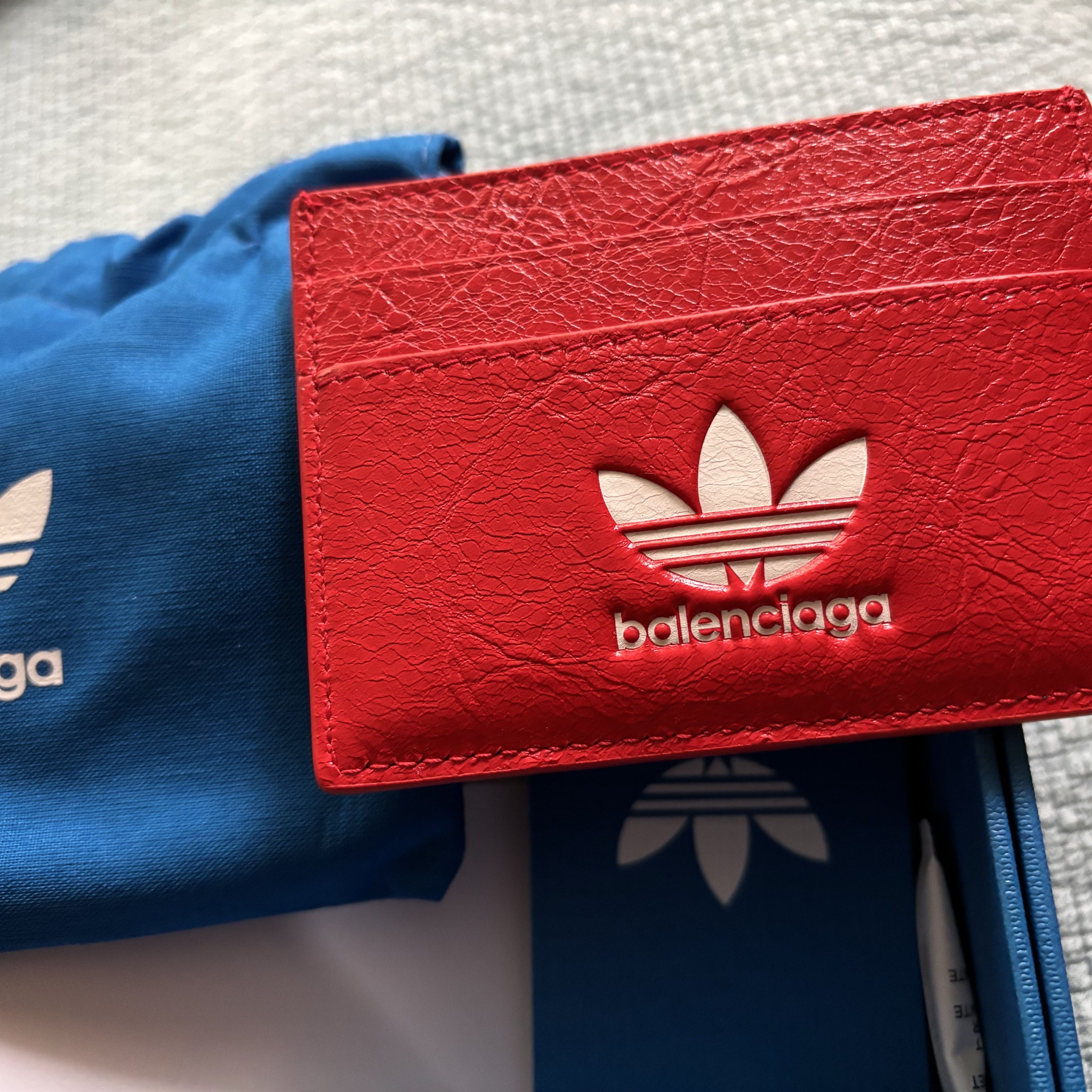 Balenciaga x Adidas Card Holder Red 착용 스타일