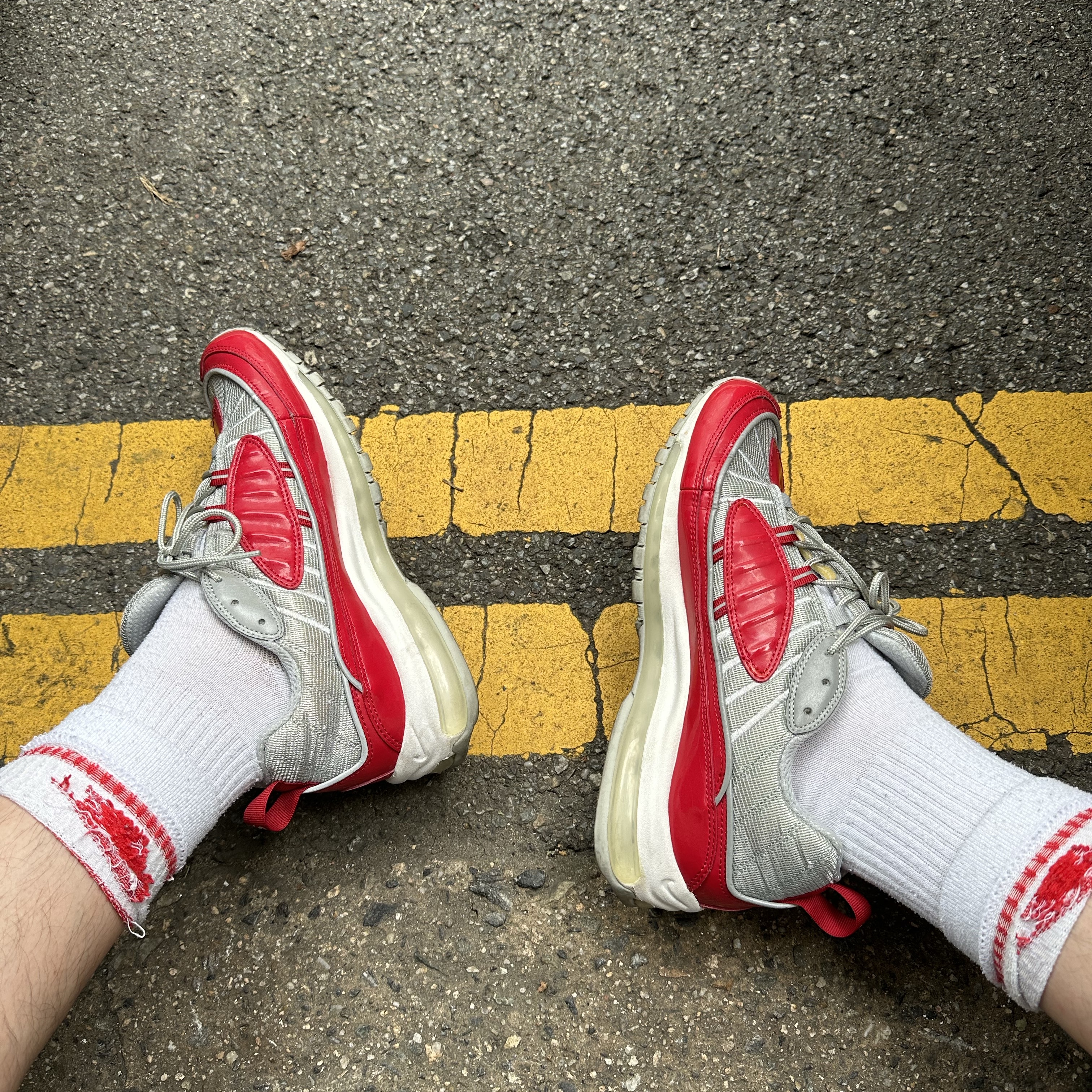 Nike x Supreme Air Max 98 Varsity Red 착용 스타일 - 2