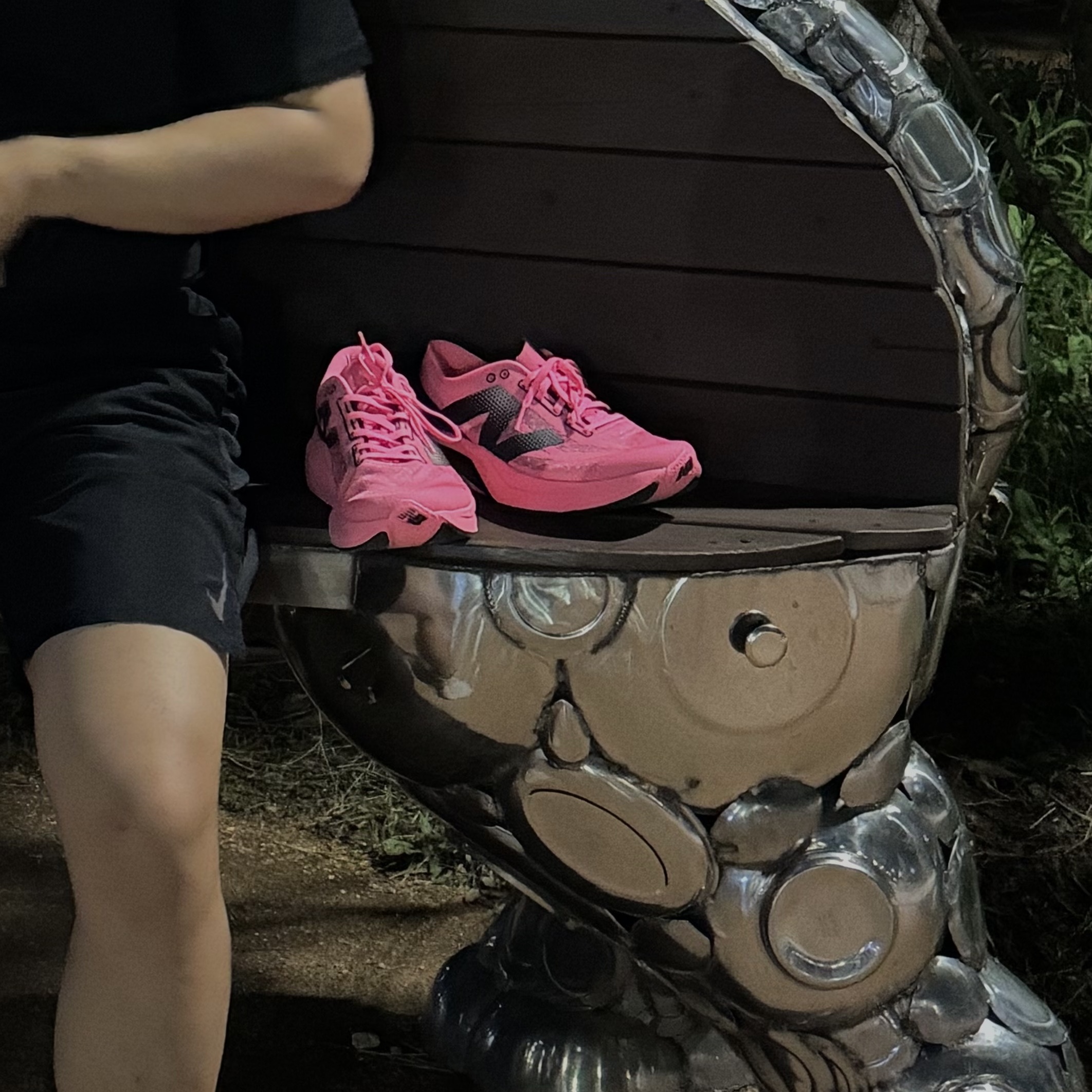 New Balance Fuelcell Rebel v4 Ultra Pink Black - 2E Wide 착용 스타일