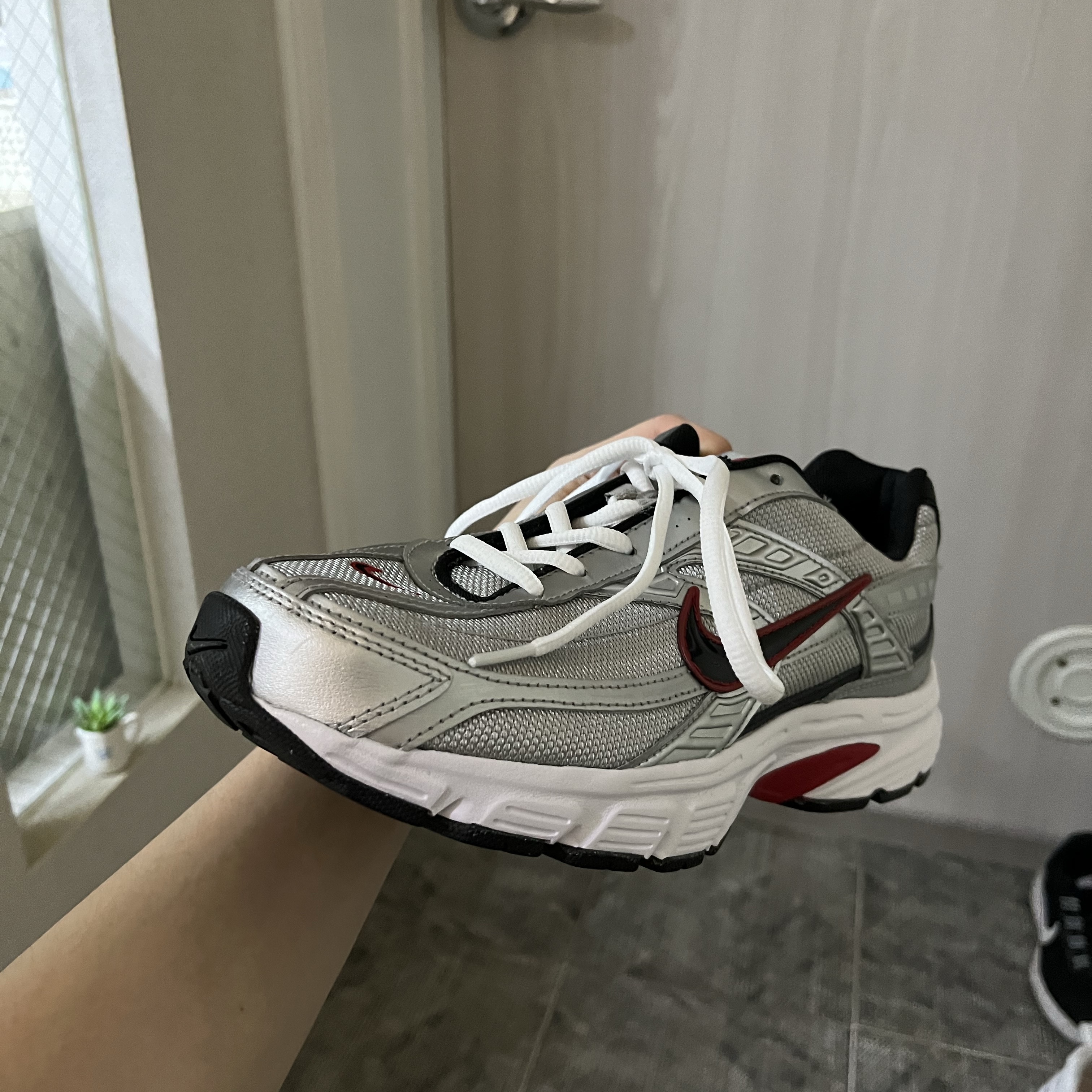 Nike Initiator Metallic Silver Black 착용 스타일 - 3